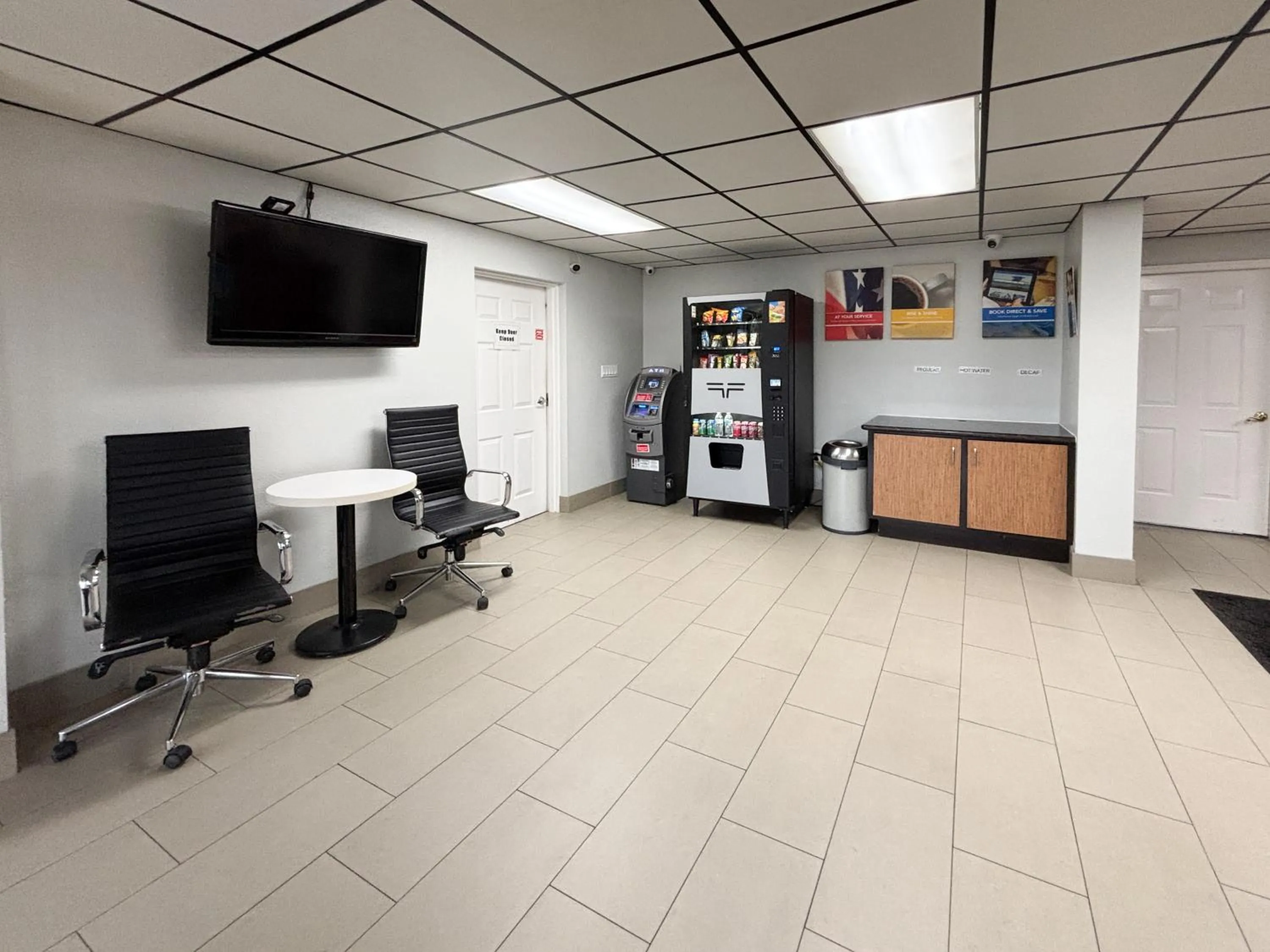 Communal lounge/ TV room in Studio 6 Sulphur LA