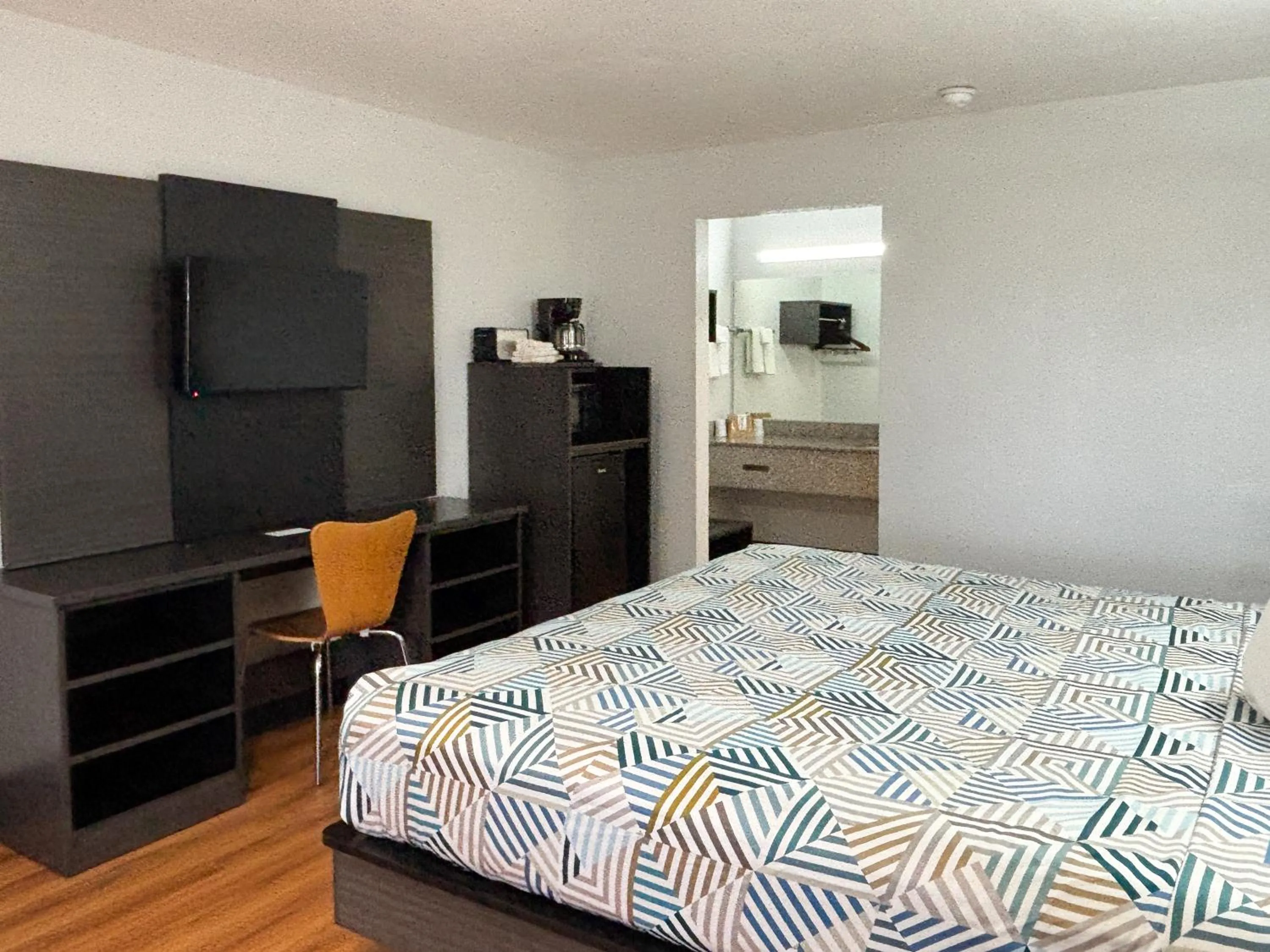 Photo of the whole room, Bed in Studio 6 Sulphur LA