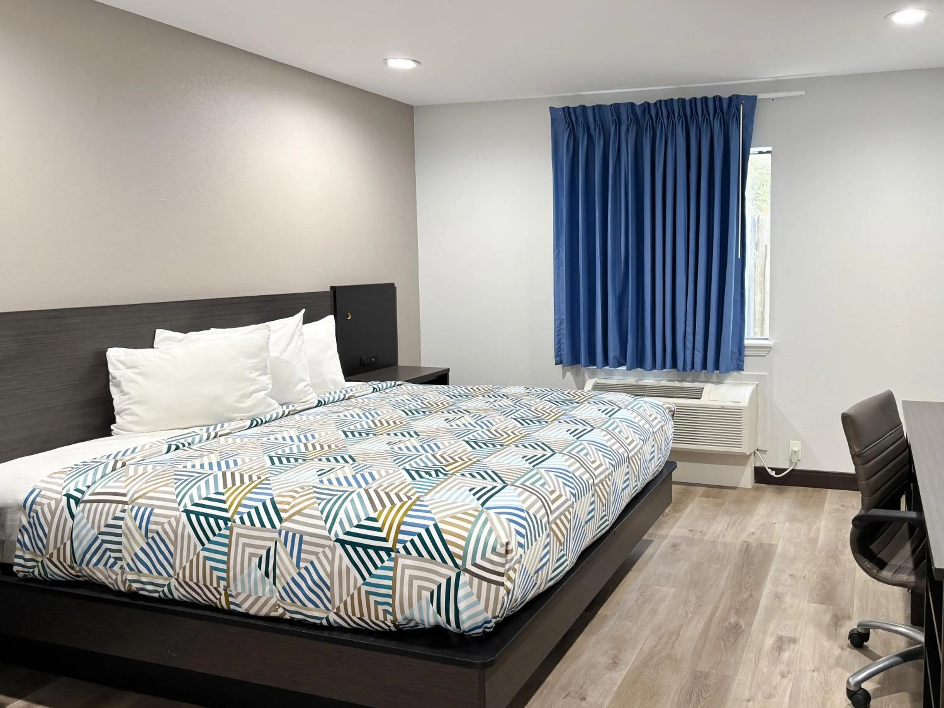 Photo of the whole room, Bed in Studio 6 Sulphur LA