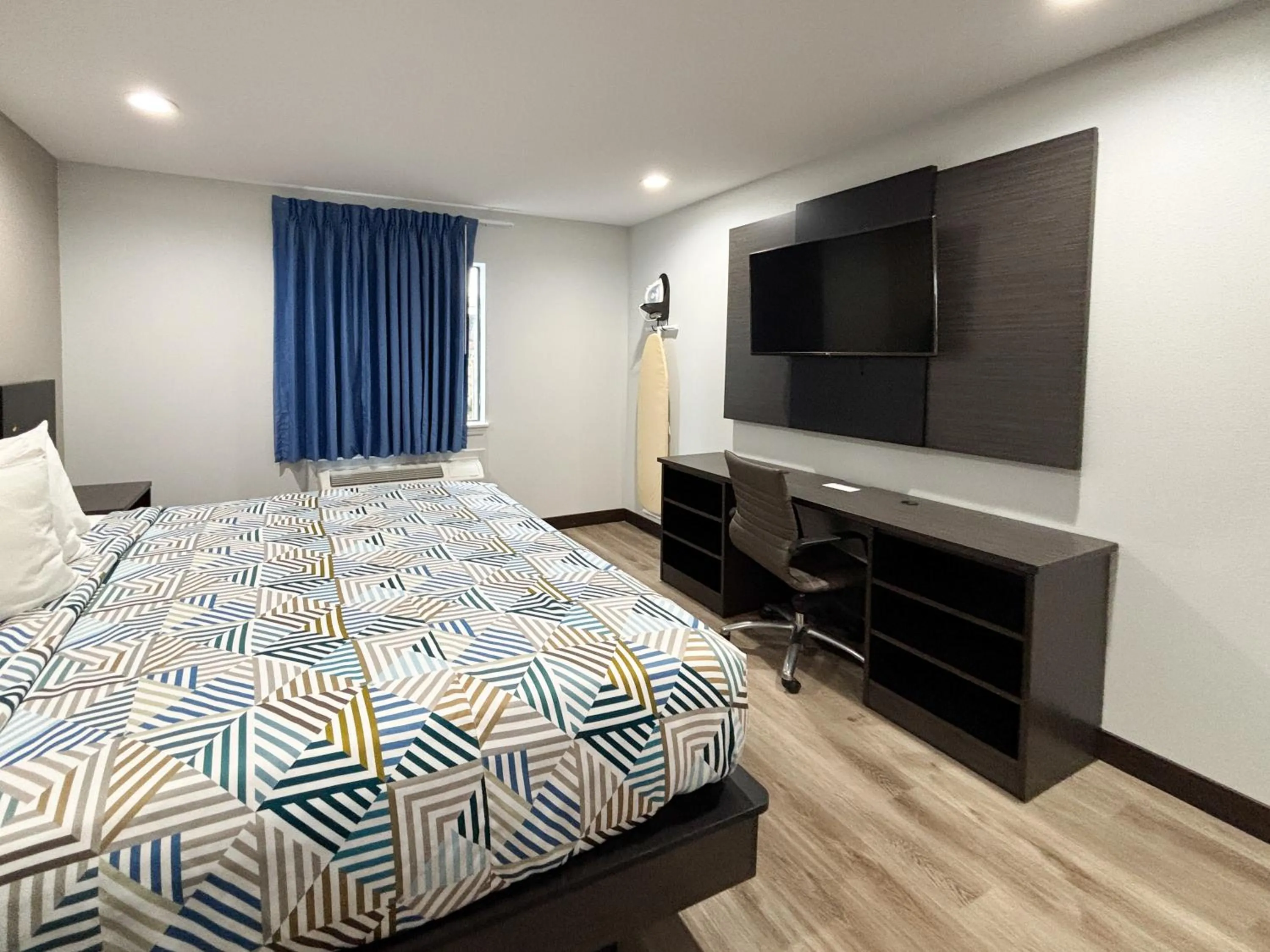 Photo of the whole room, Bed in Studio 6 Sulphur LA