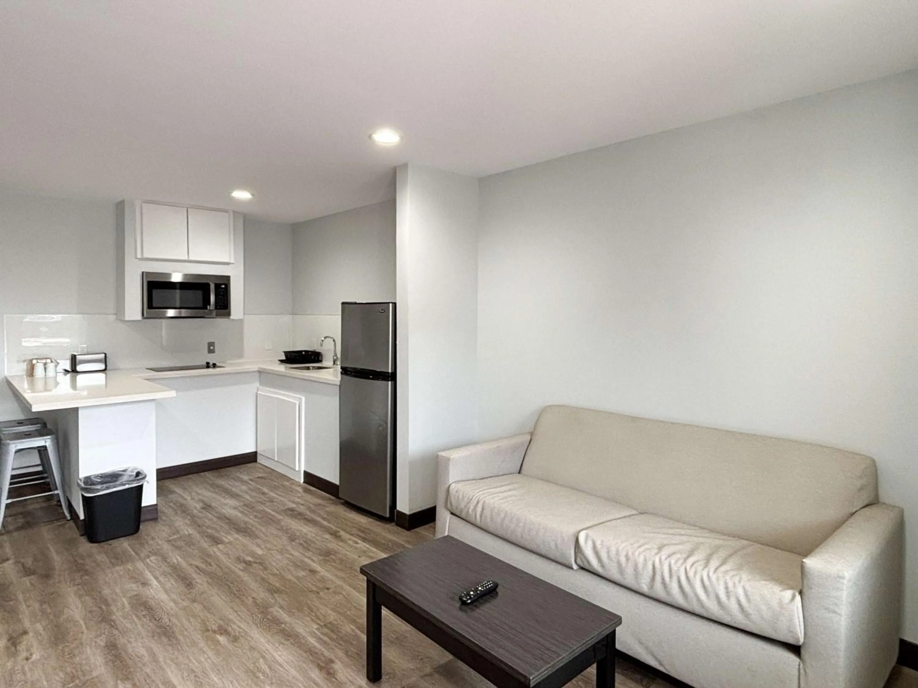 Photo of the whole room in Studio 6 Sulphur LA