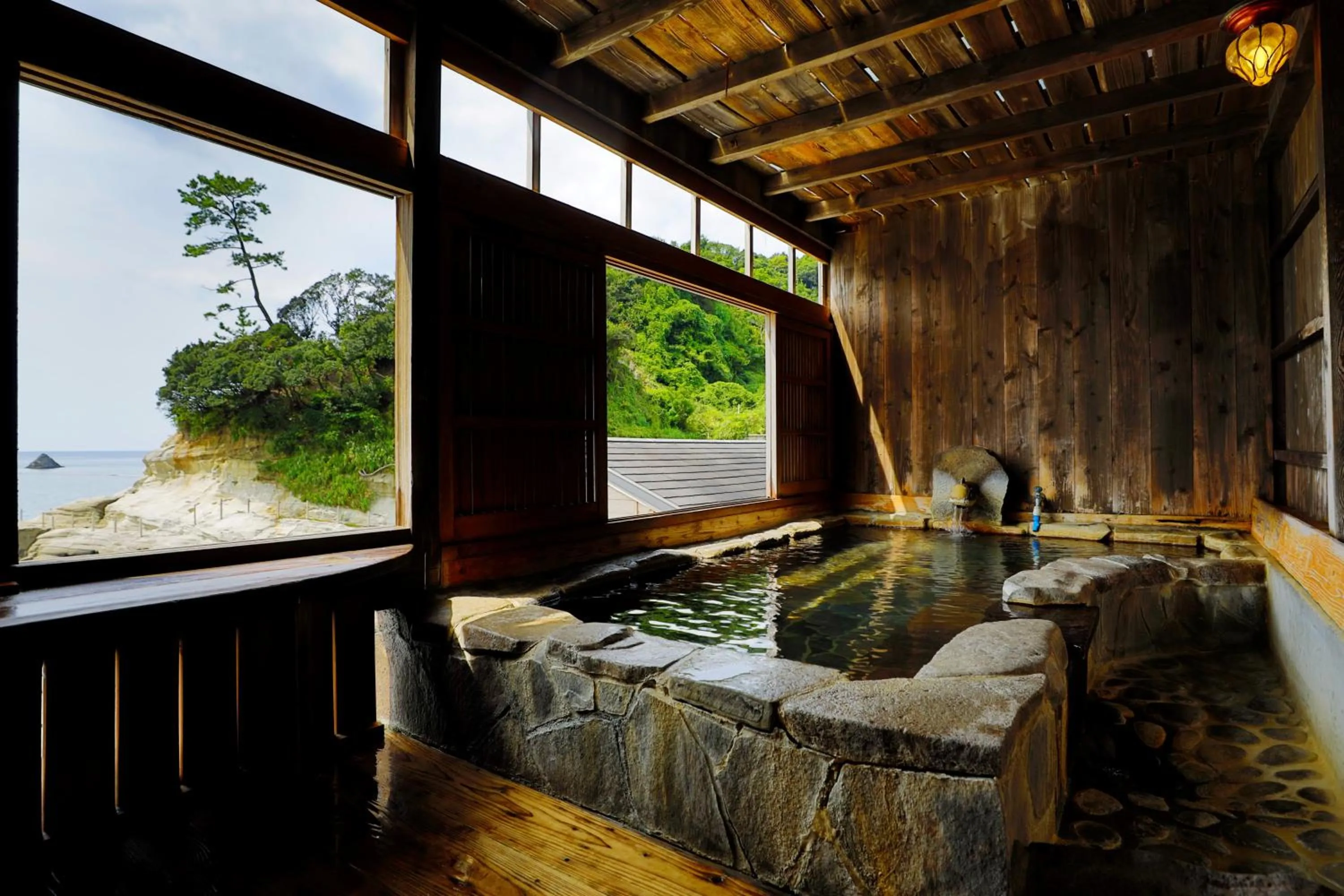Hot Spring Bath in UmibenokakureyuSEIRYU海辺のかくれ湯清流