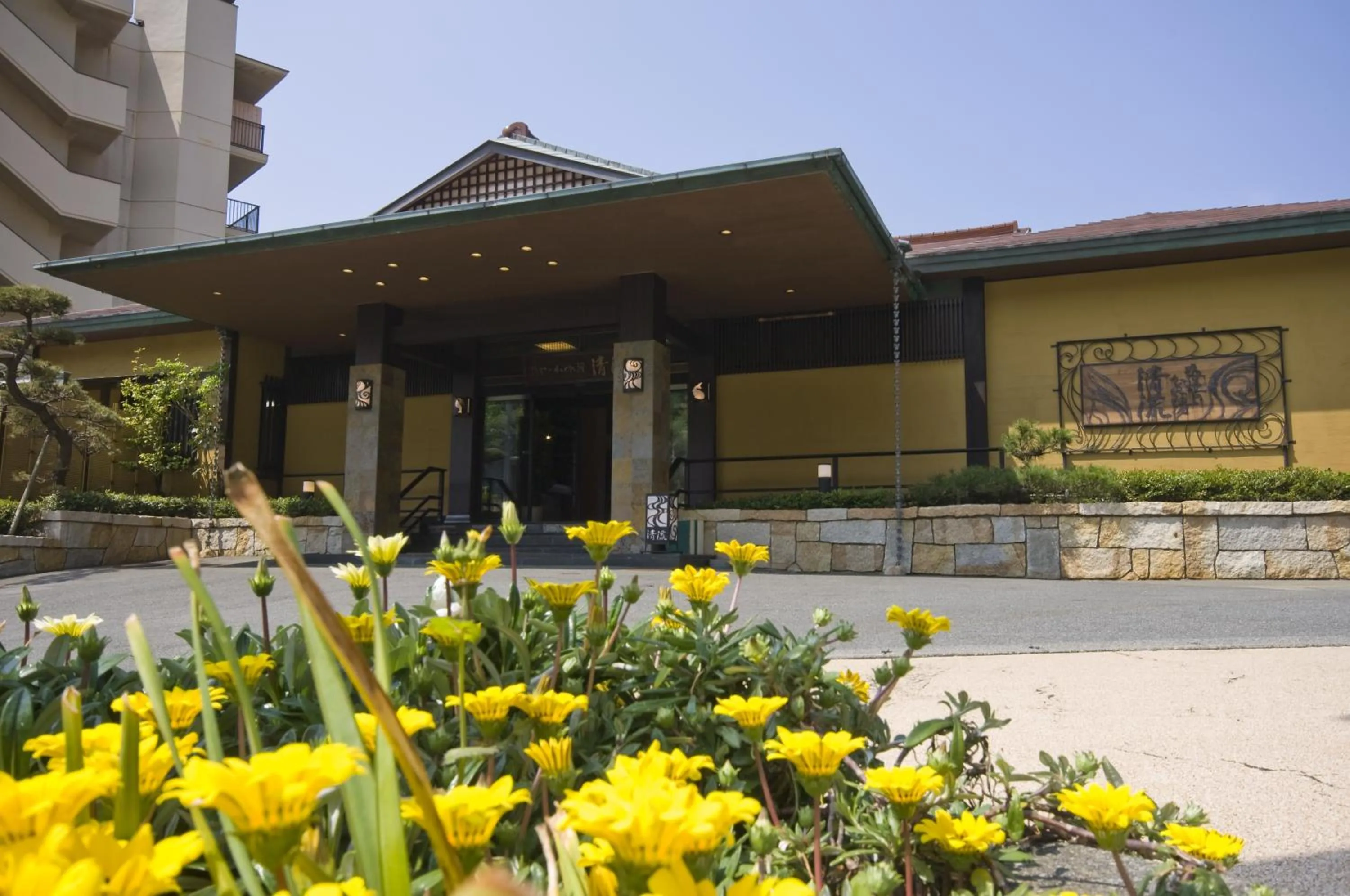 Facade/entrance in UmibenokakureyuSEIRYU海辺のかくれ湯清流