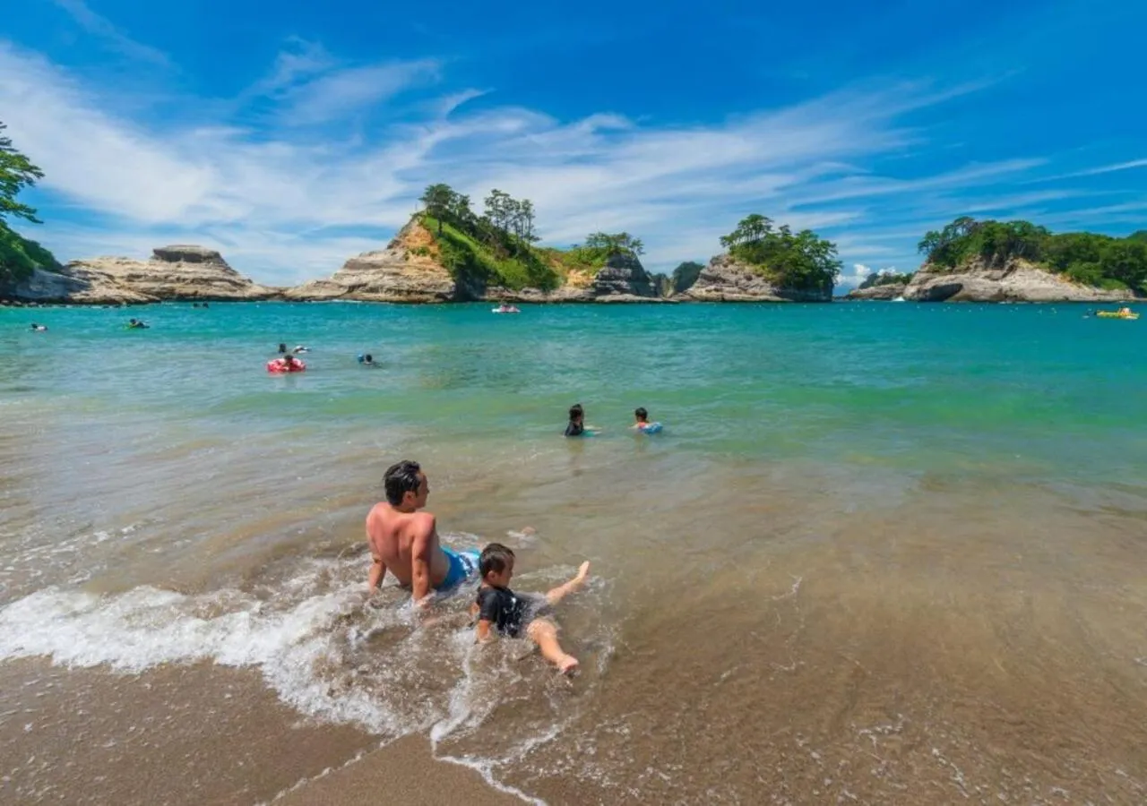 Beach in UmibenokakureyuSEIRYU海辺のかくれ湯清流