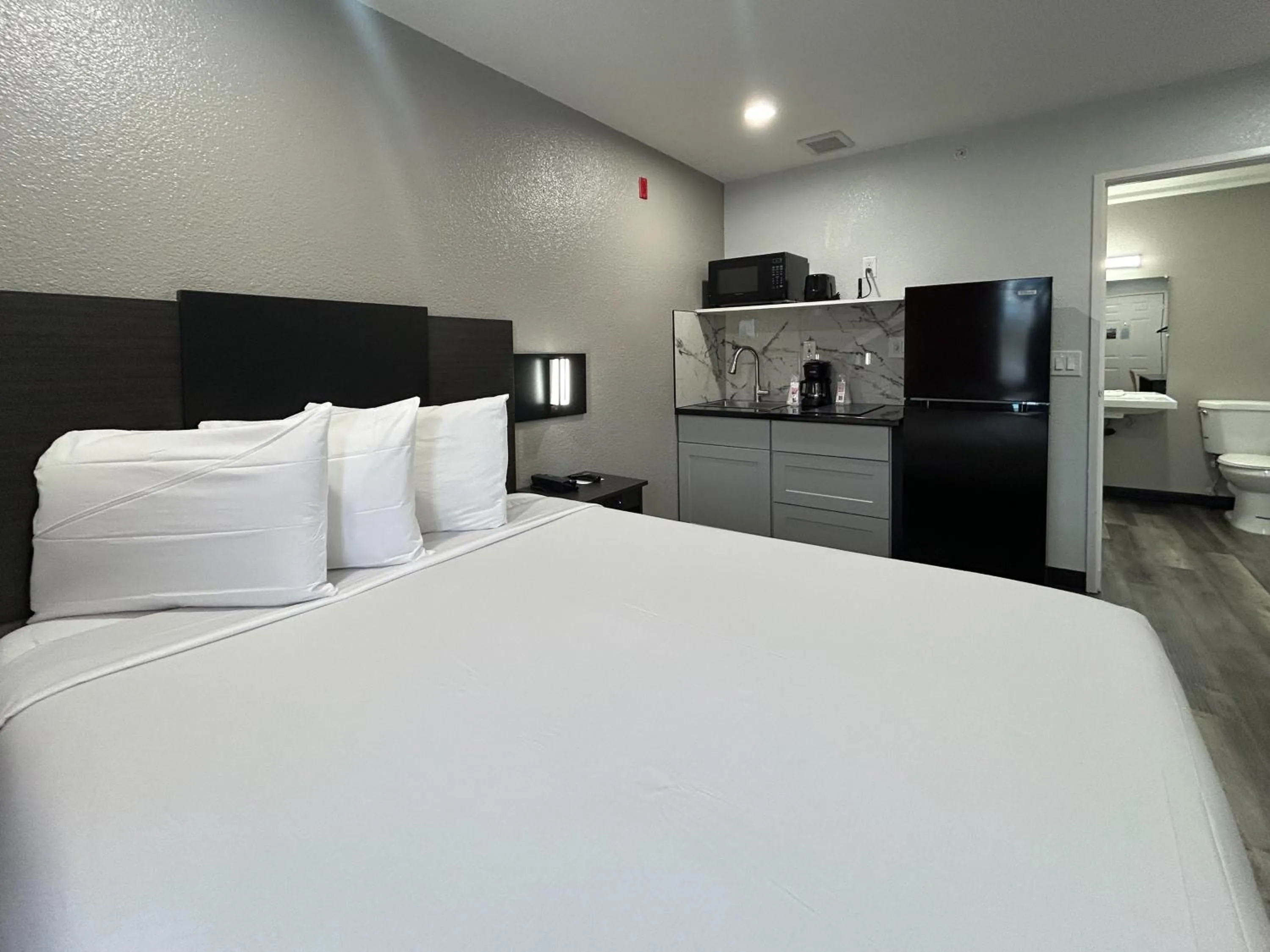 Photo of the whole room, Bed in Studio 6 Tacoma, WA - South