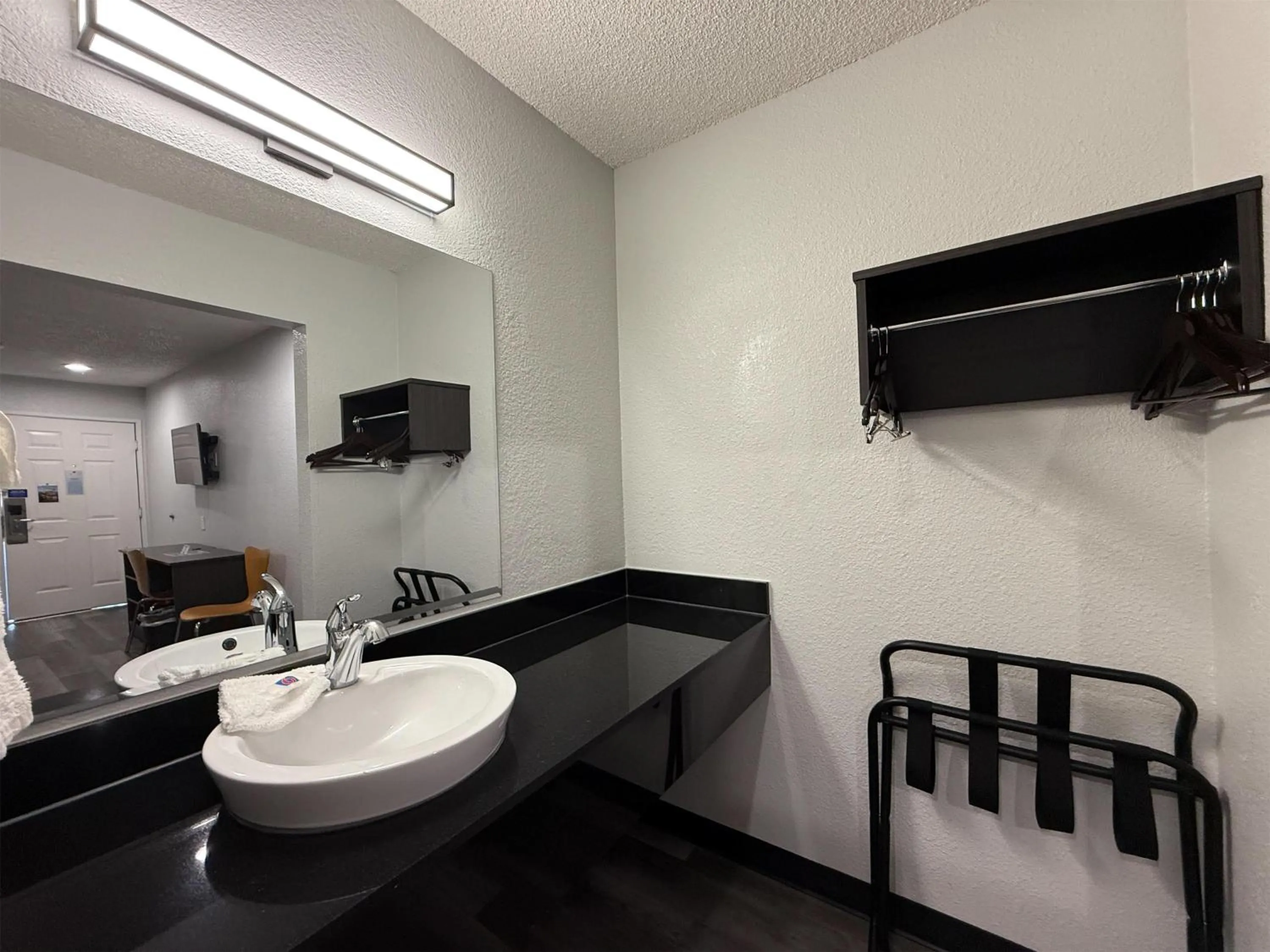 Bedroom in Studio 6 Tacoma, WA - South