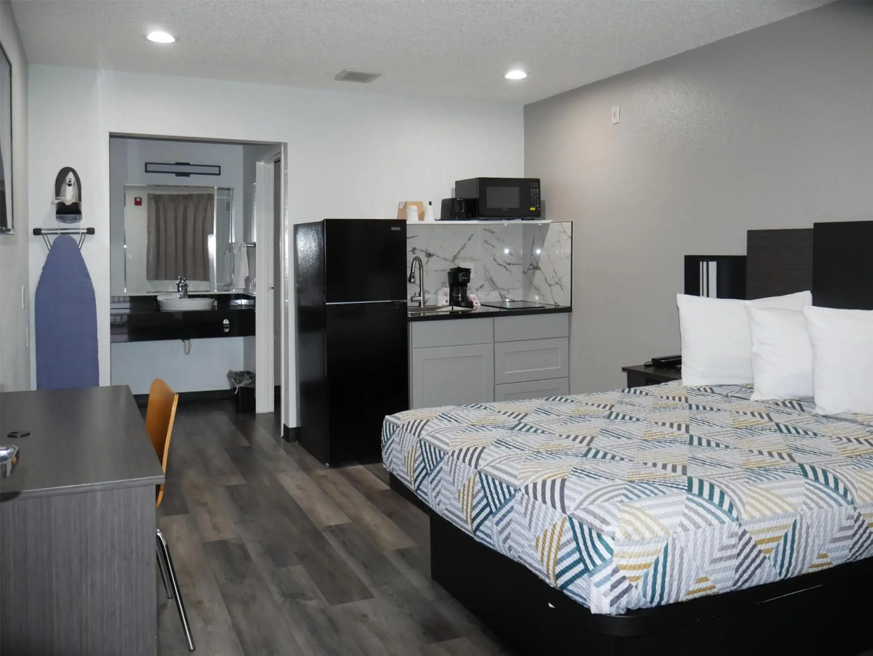 Queen Room - single occupancy - Non-Smoking in Studio 6 Tacoma, WA - South Queen Room - single occupancy - Non-Smoking in Studio 6 Tacoma, WA - South