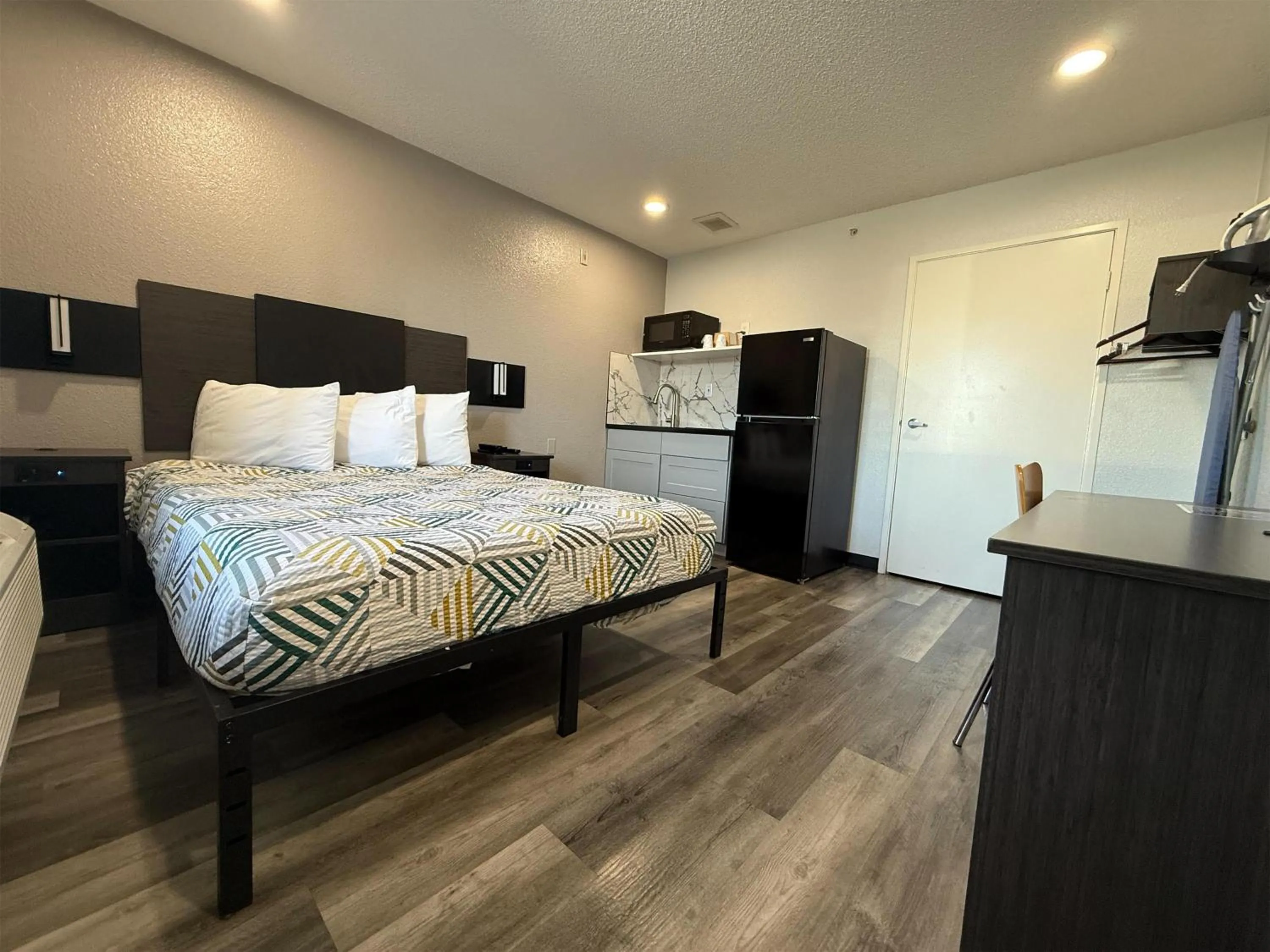 Photo of the whole room, Bed in Studio 6 Tacoma, WA - South