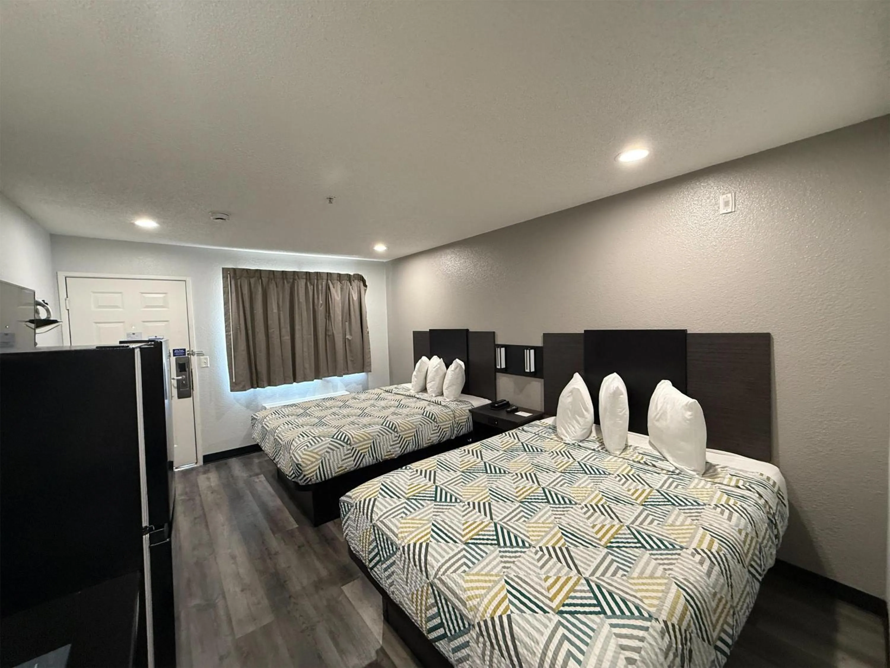 Photo of the whole room, Bed in Studio 6 Tacoma, WA - South