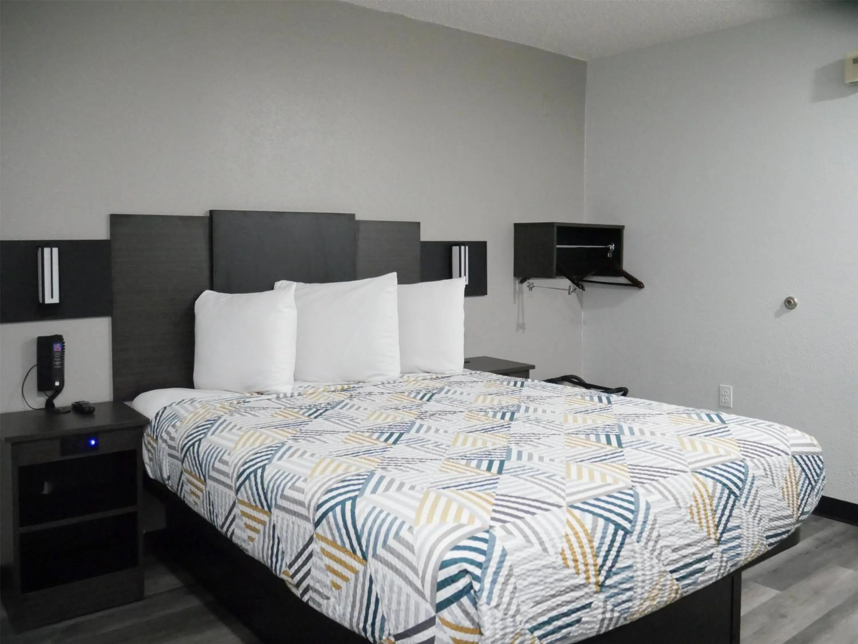 Photo of the whole room, Bed in Studio 6 Tacoma, WA - South