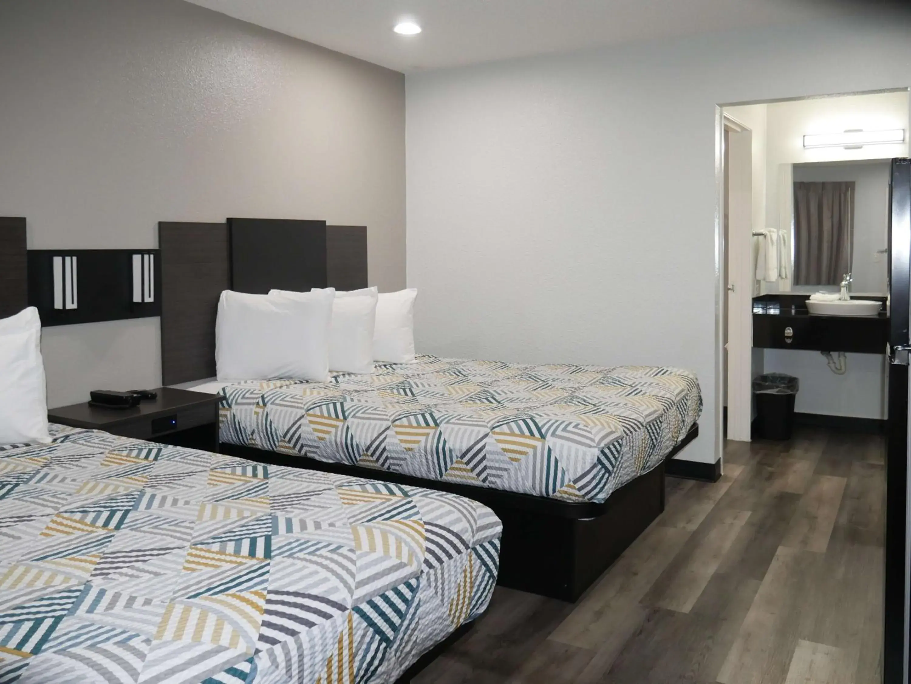 Queen Room with Two Queen Beds - Non-Smoking in Studio 6 Tacoma, WA - South Queen Room with Two Queen Beds - Non-Smoking in Studio 6 Tacoma, WA - South