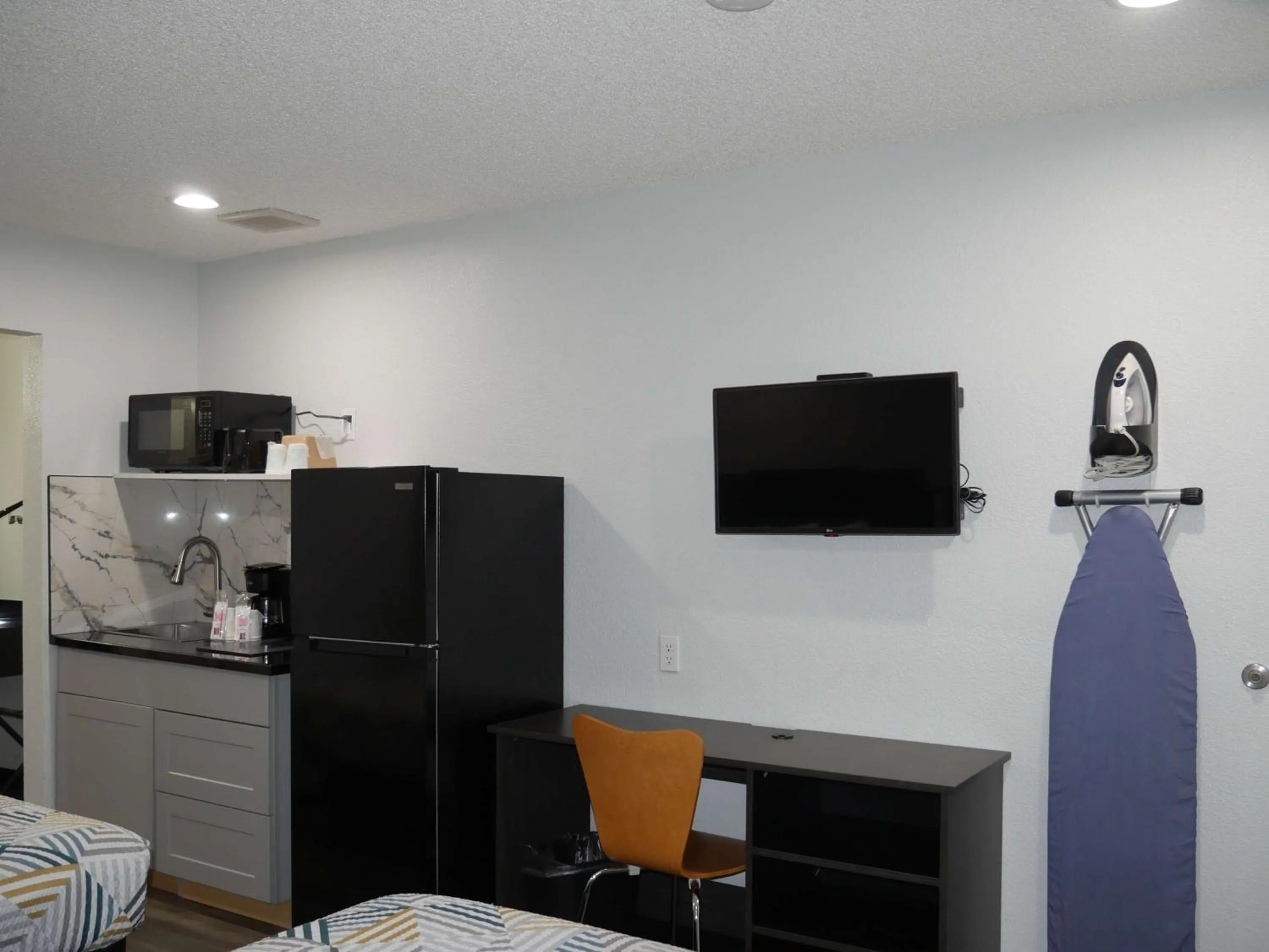 Bedroom in Studio 6 Tacoma, WA - South