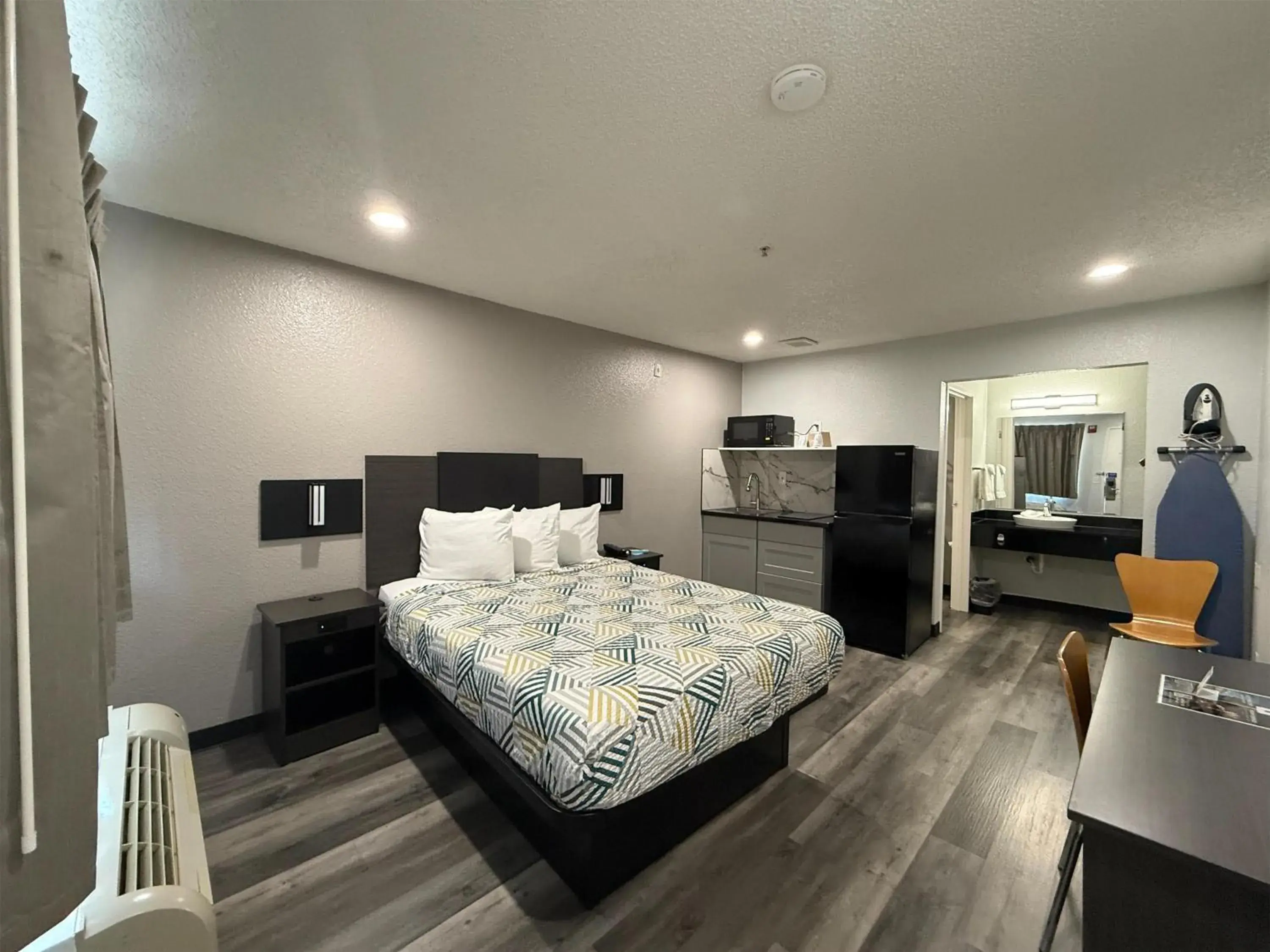 Queen Room - Disability Access - Non-Smoking in Studio 6 Tacoma, WA - South Queen Room - Disability Access - Non-Smoking in Studio 6 Tacoma, WA - South