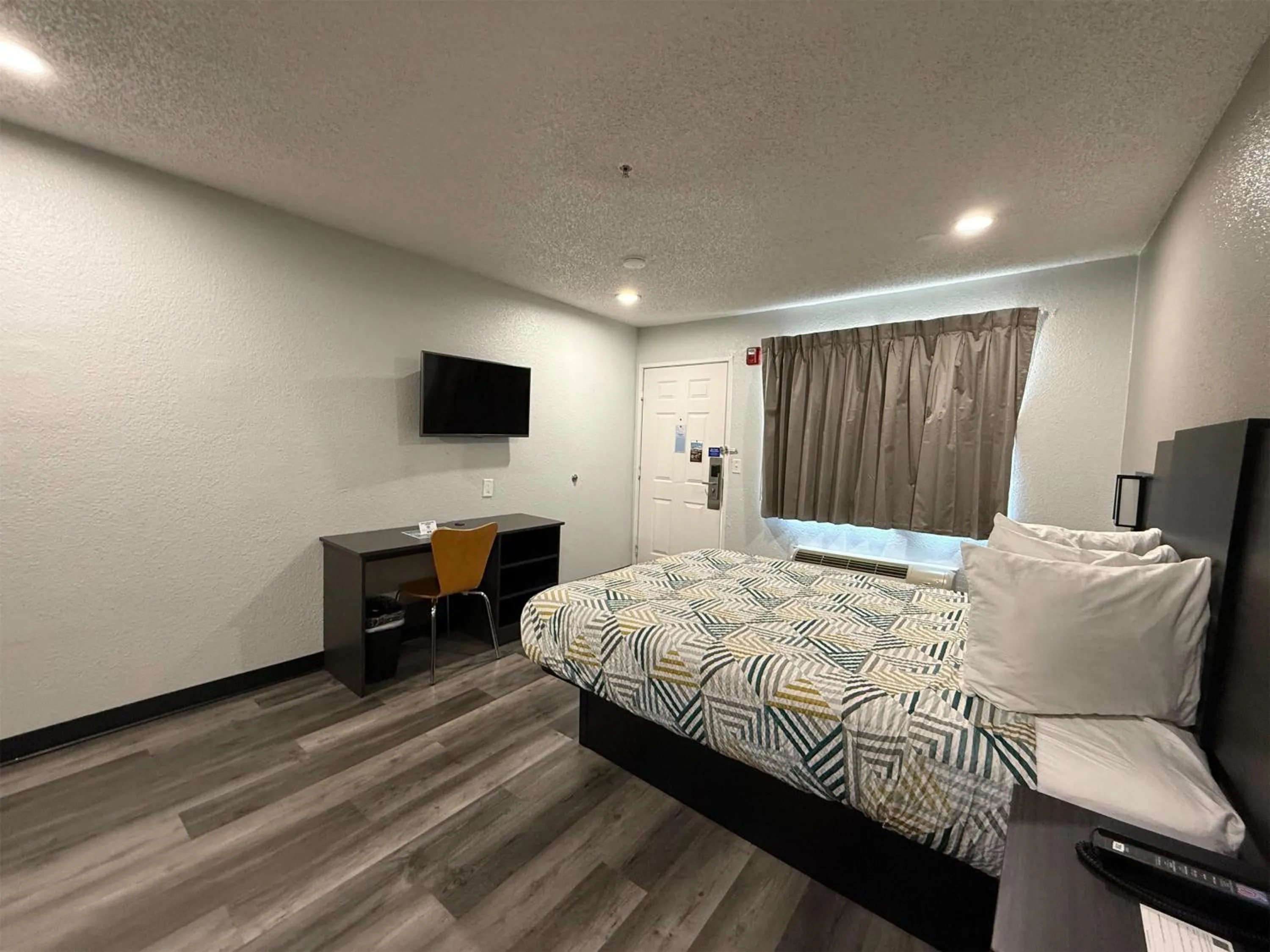 Photo of the whole room, Bed in Studio 6 Tacoma, WA - South