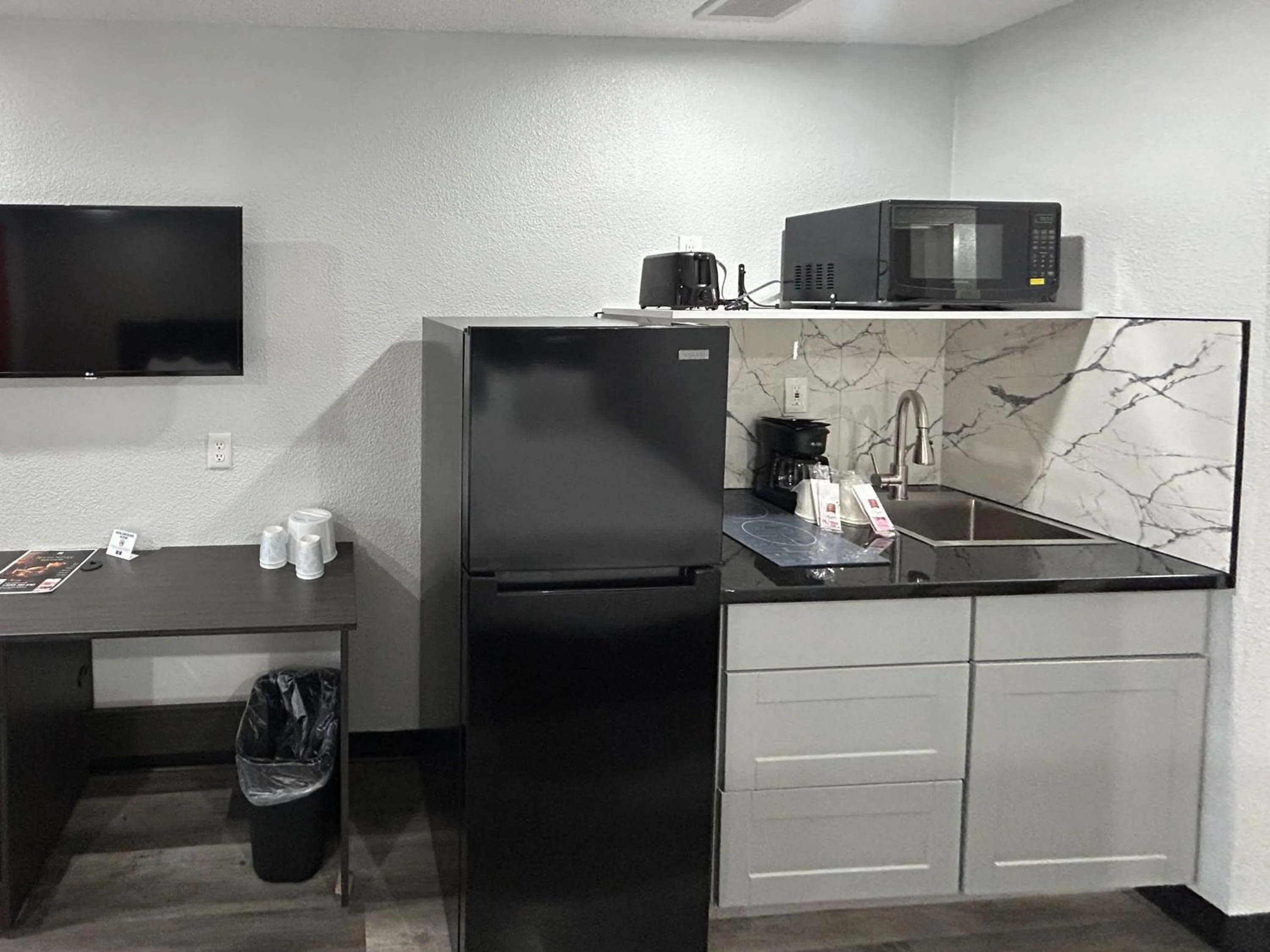 Kitchen or kitchenette in Studio 6 Tacoma, WA - South