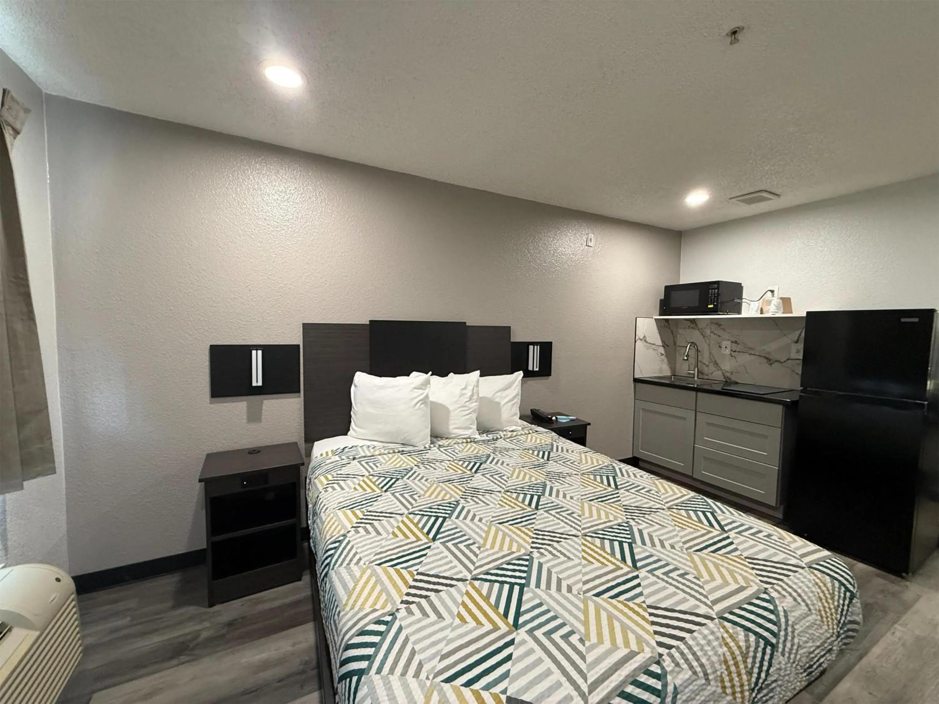 Photo of the whole room, Bed in Studio 6 Tacoma, WA - South