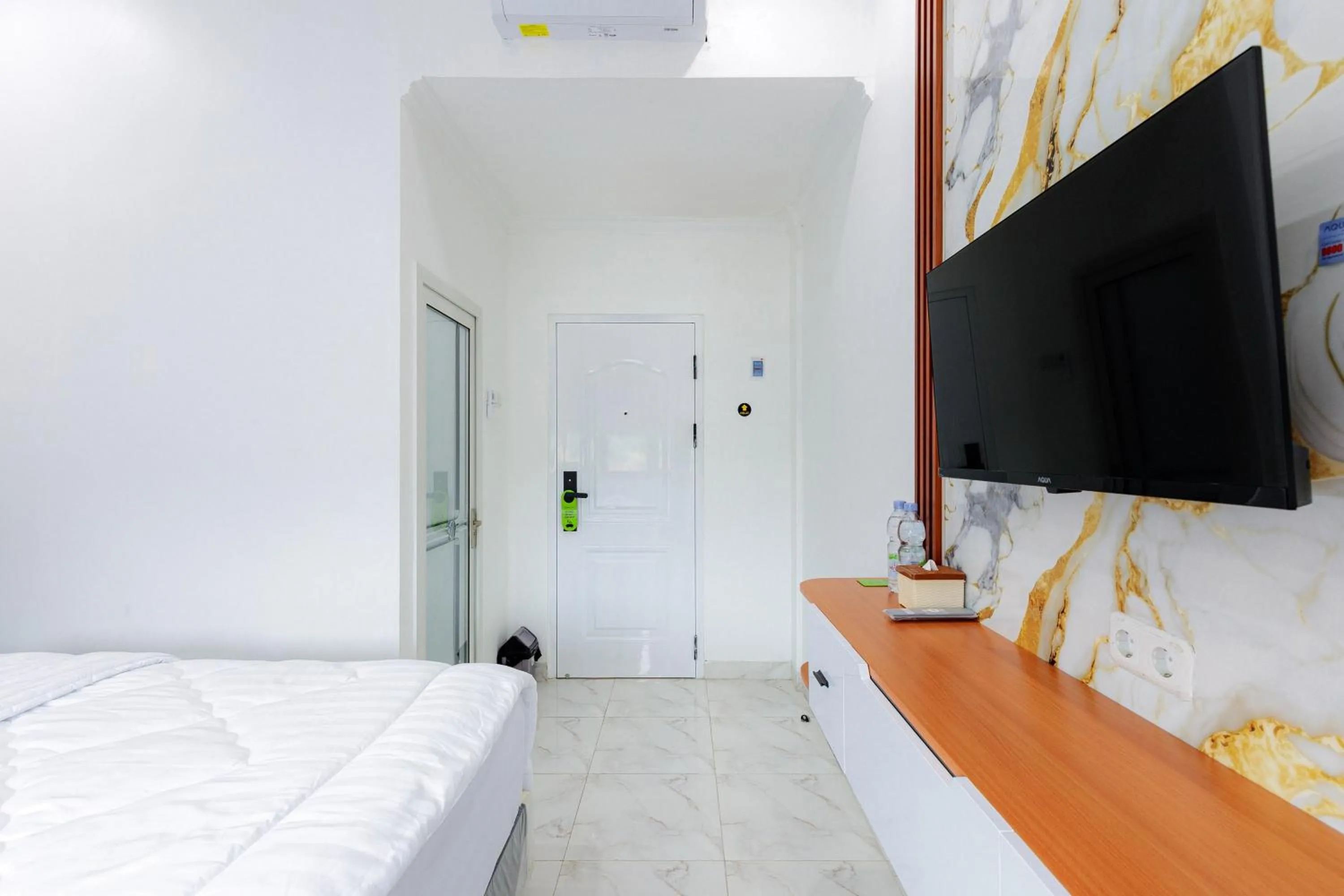 Bedroom, Bed in Urbanview Hotel Amira Syariah Bogor