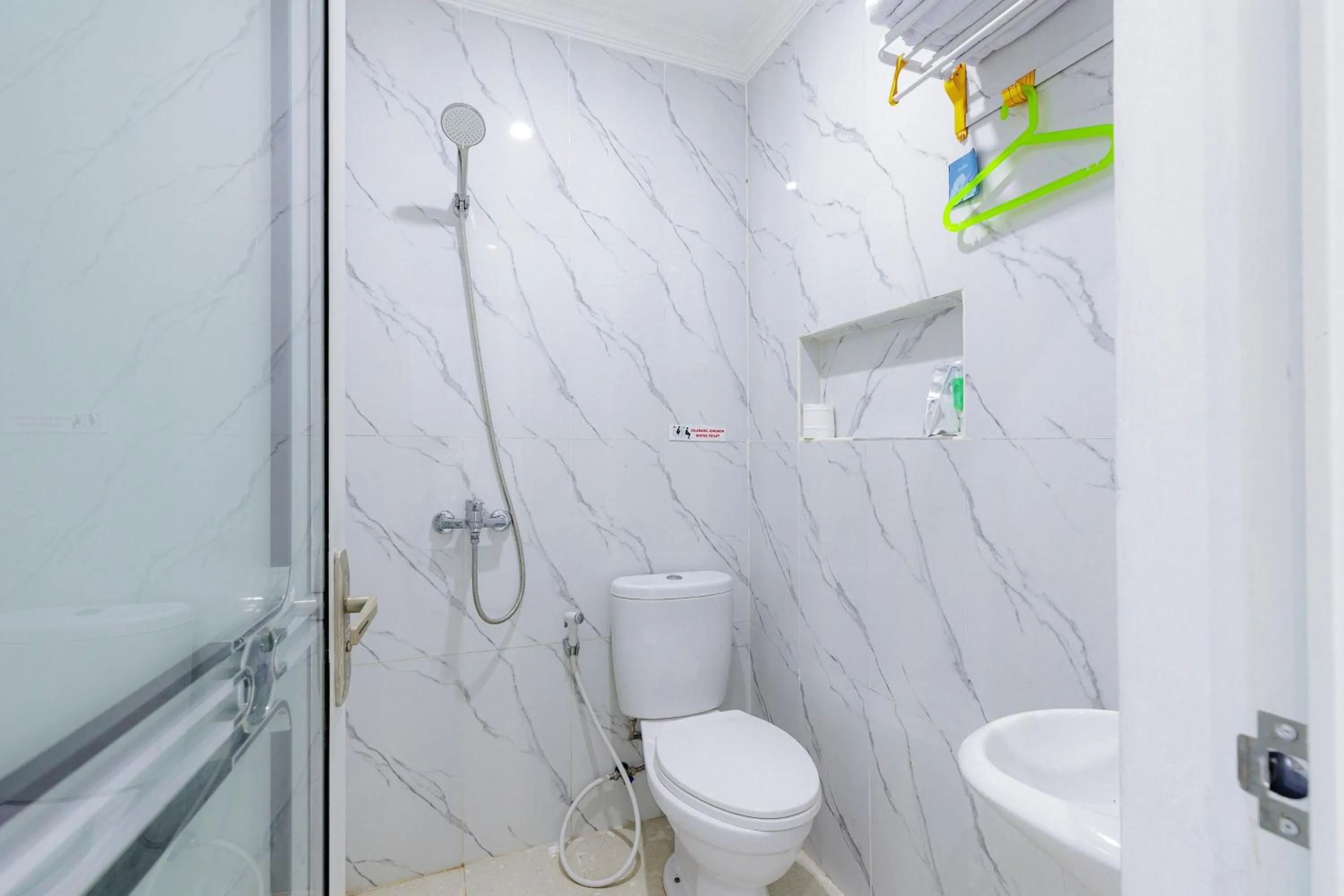 Bathroom in Urbanview Hotel Amira Syariah Bogor