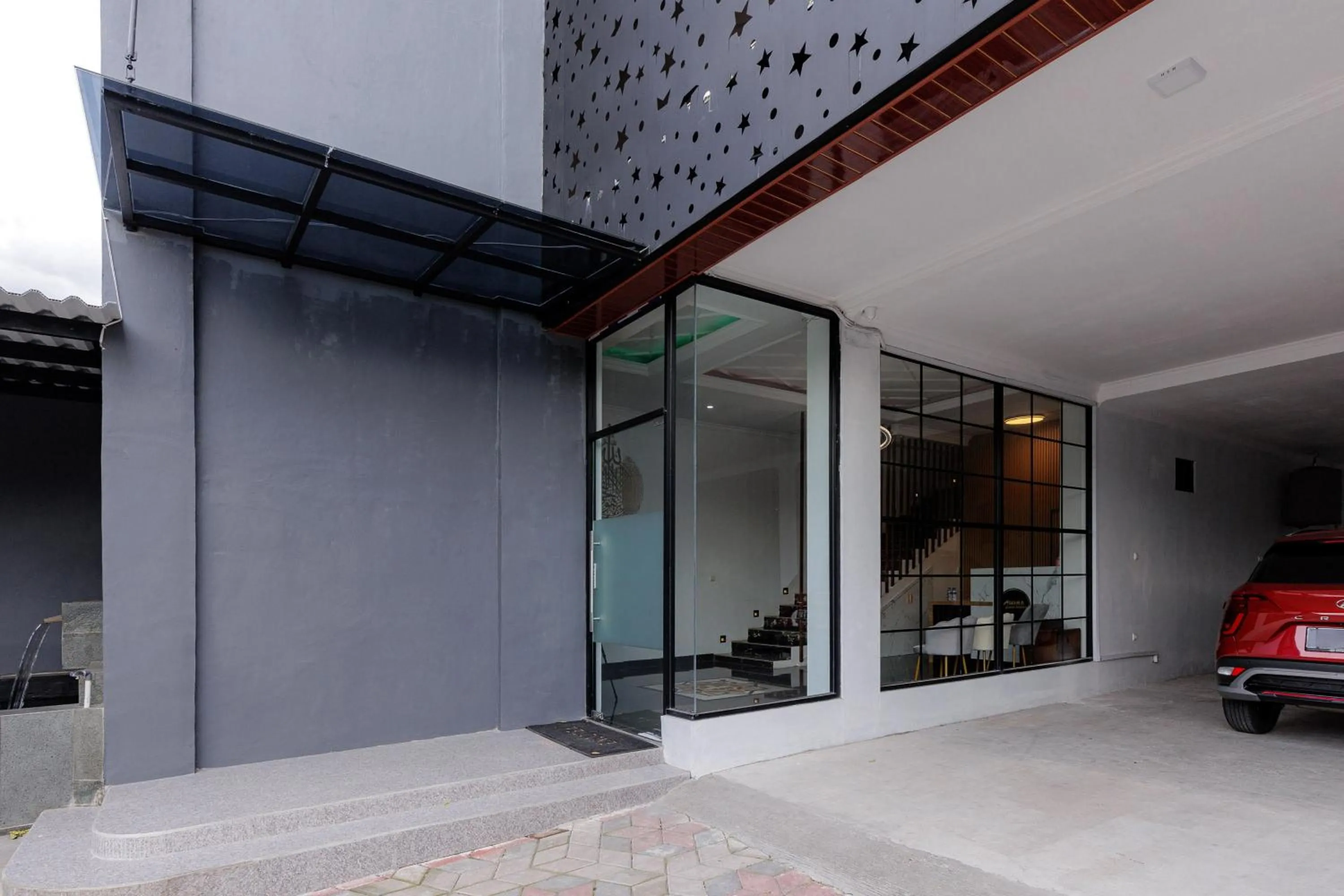 Facade/entrance in Urbanview Hotel Amira Syariah Bogor