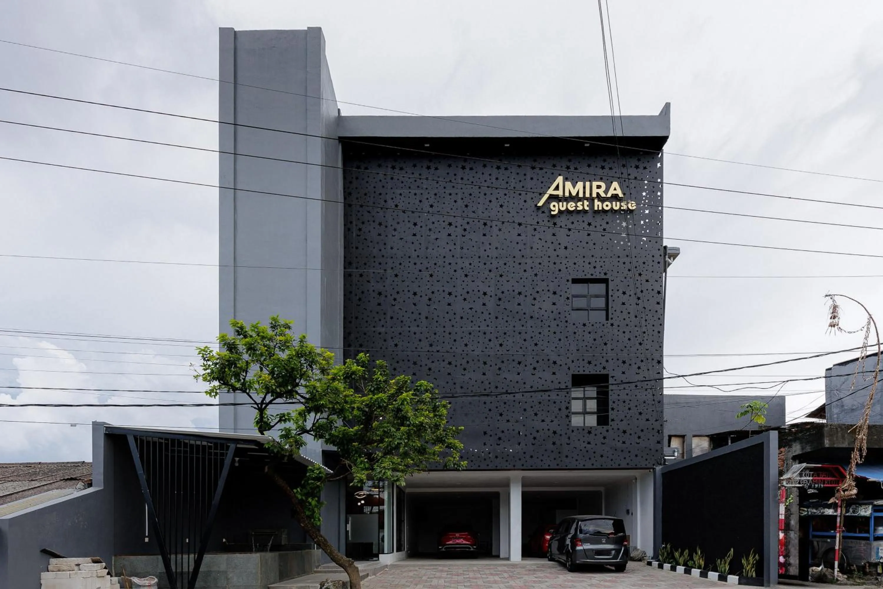Facade/entrance in Urbanview Hotel Amira Syariah Bogor