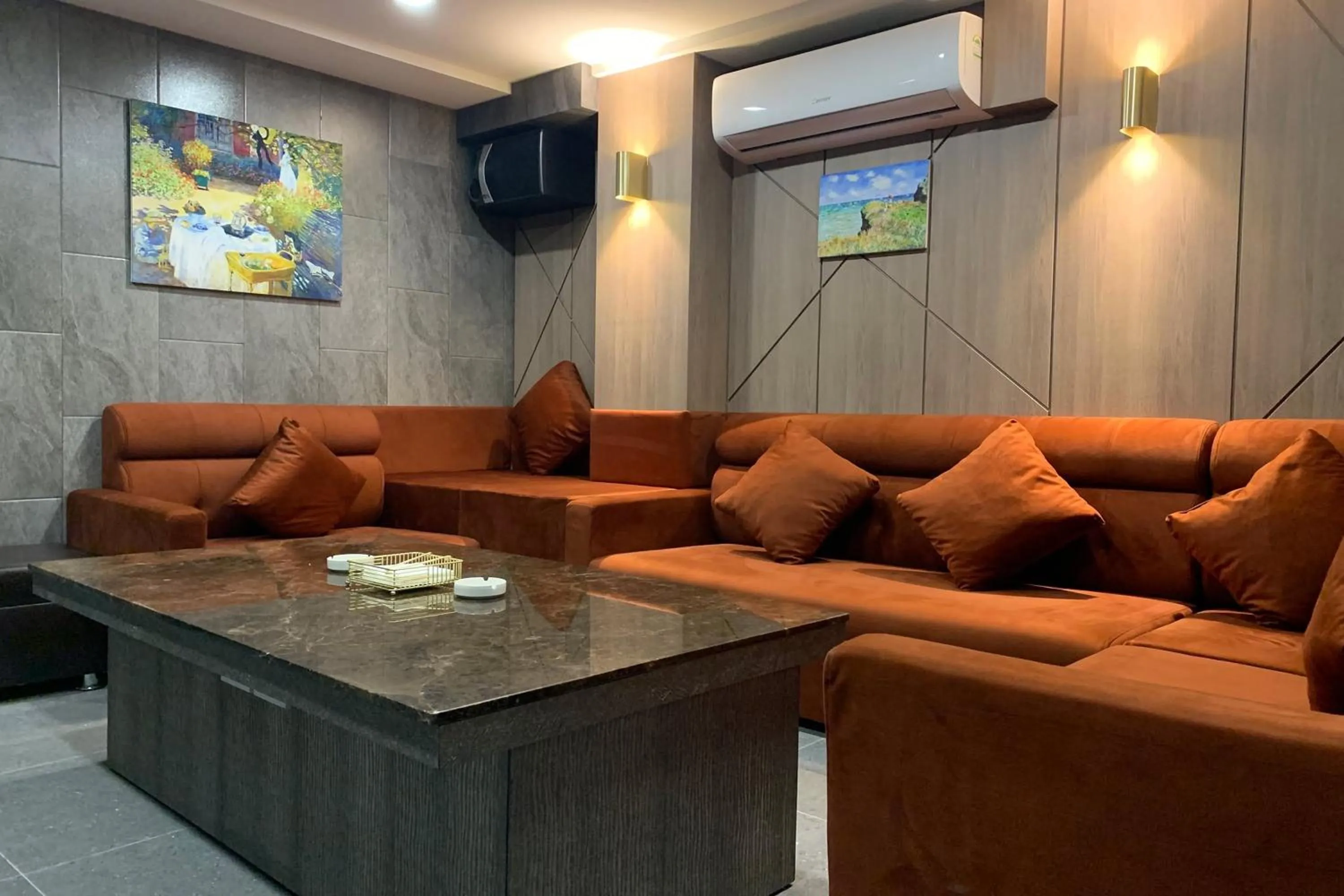 Communal lounge/ TV room in Hotel Kaya Puerto Galera