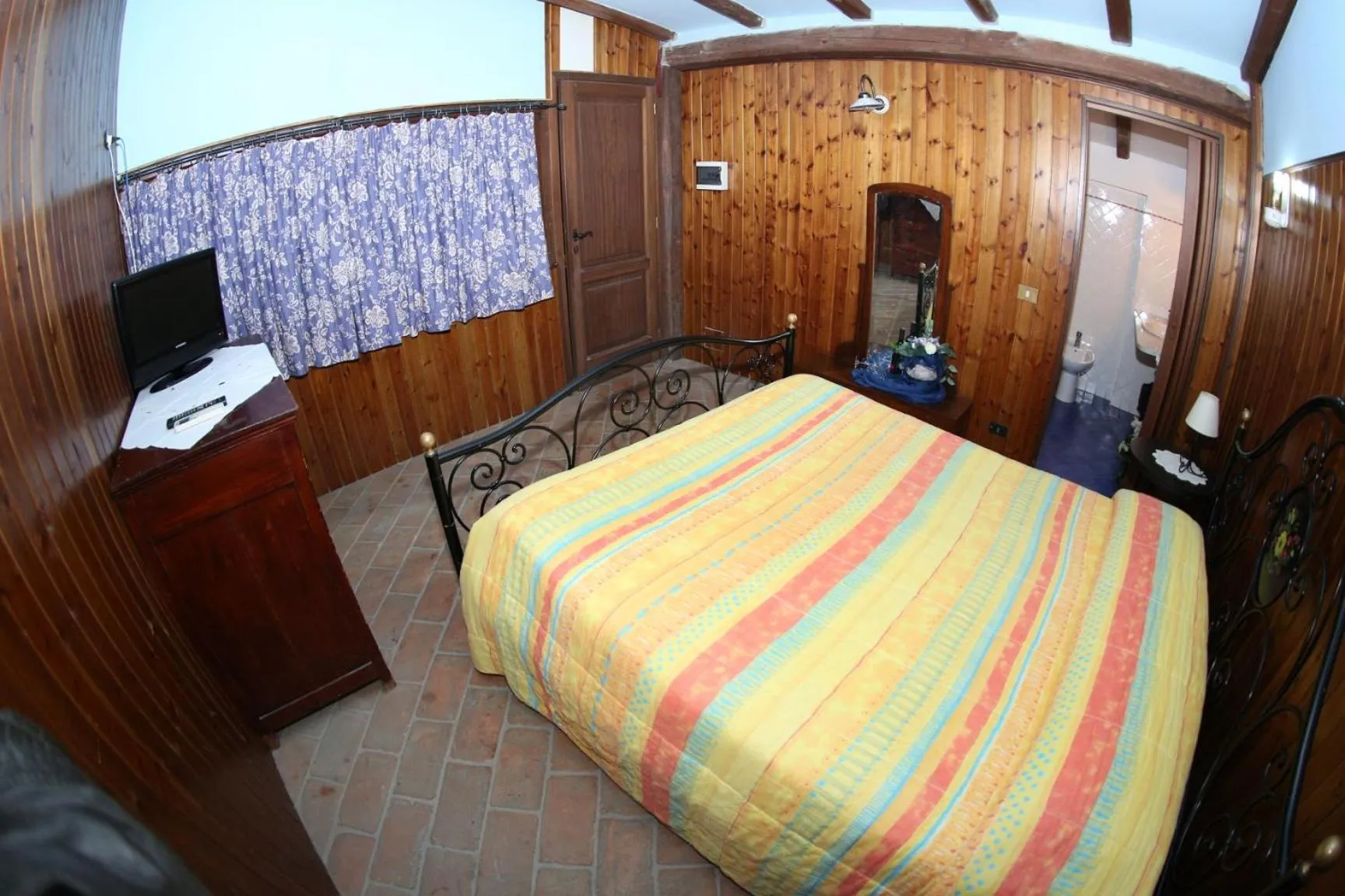 Property building, Bed in Agriturismo Monte Due Torri