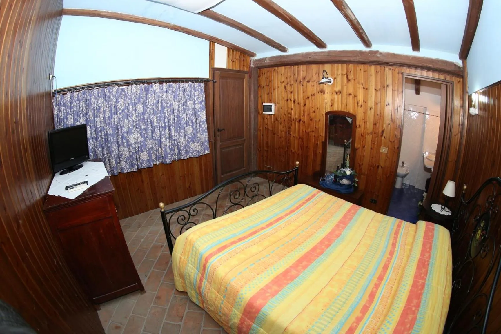 Property building, Bed in Agriturismo Monte Due Torri