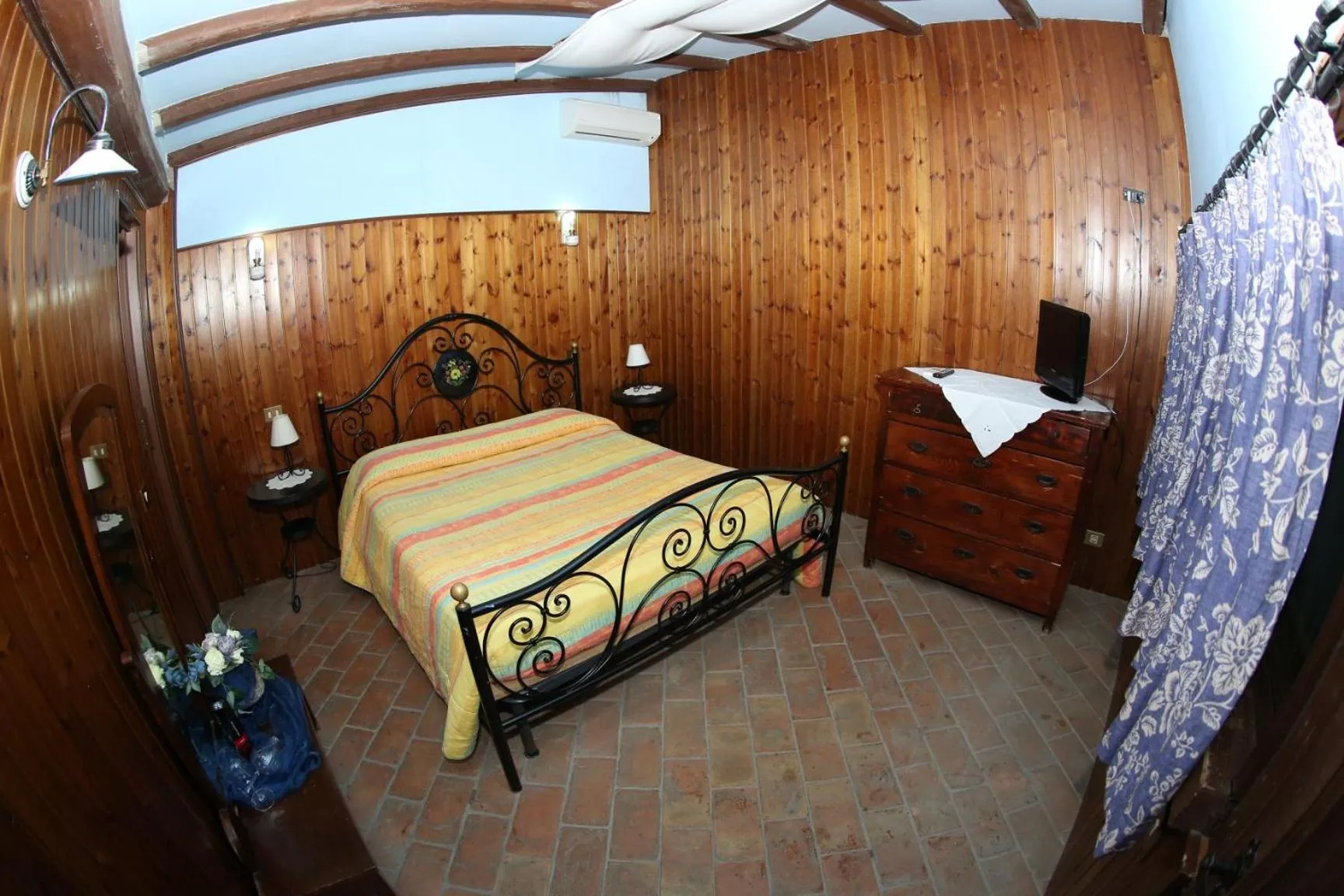 Property building, Bed in Agriturismo Monte Due Torri