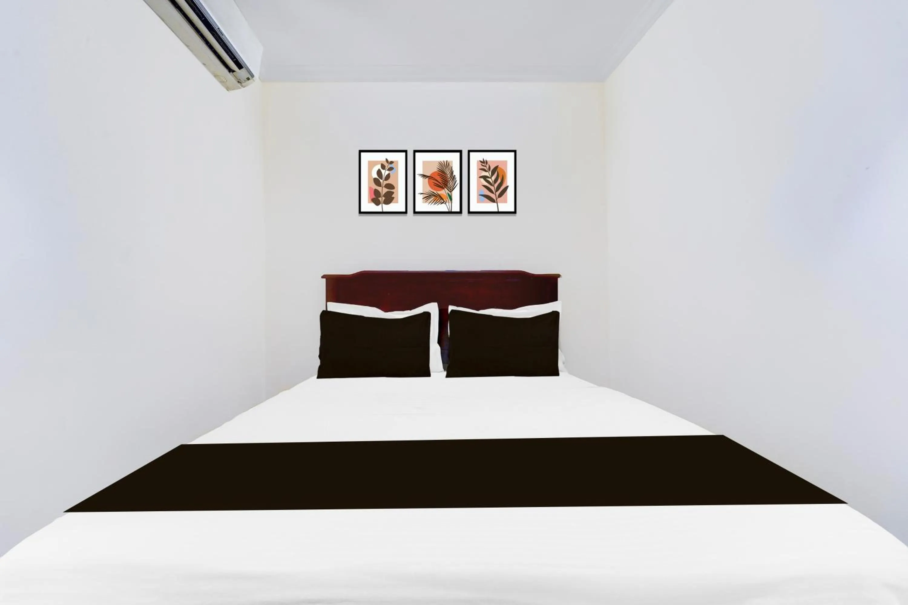 Bedroom, Bed in Hotel O DH Road Ernakulam