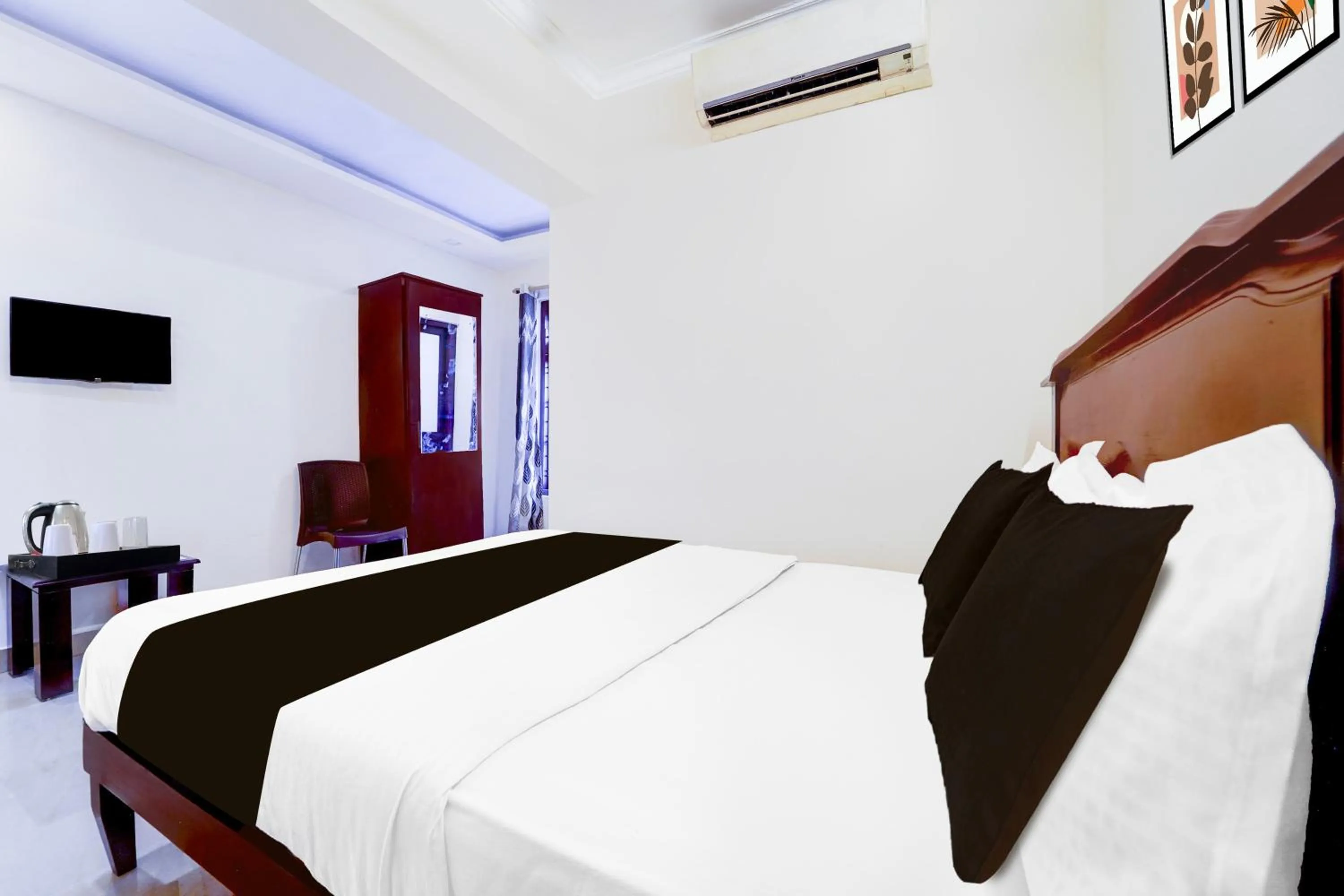 Bedroom, Bed in Hotel O DH Road Ernakulam