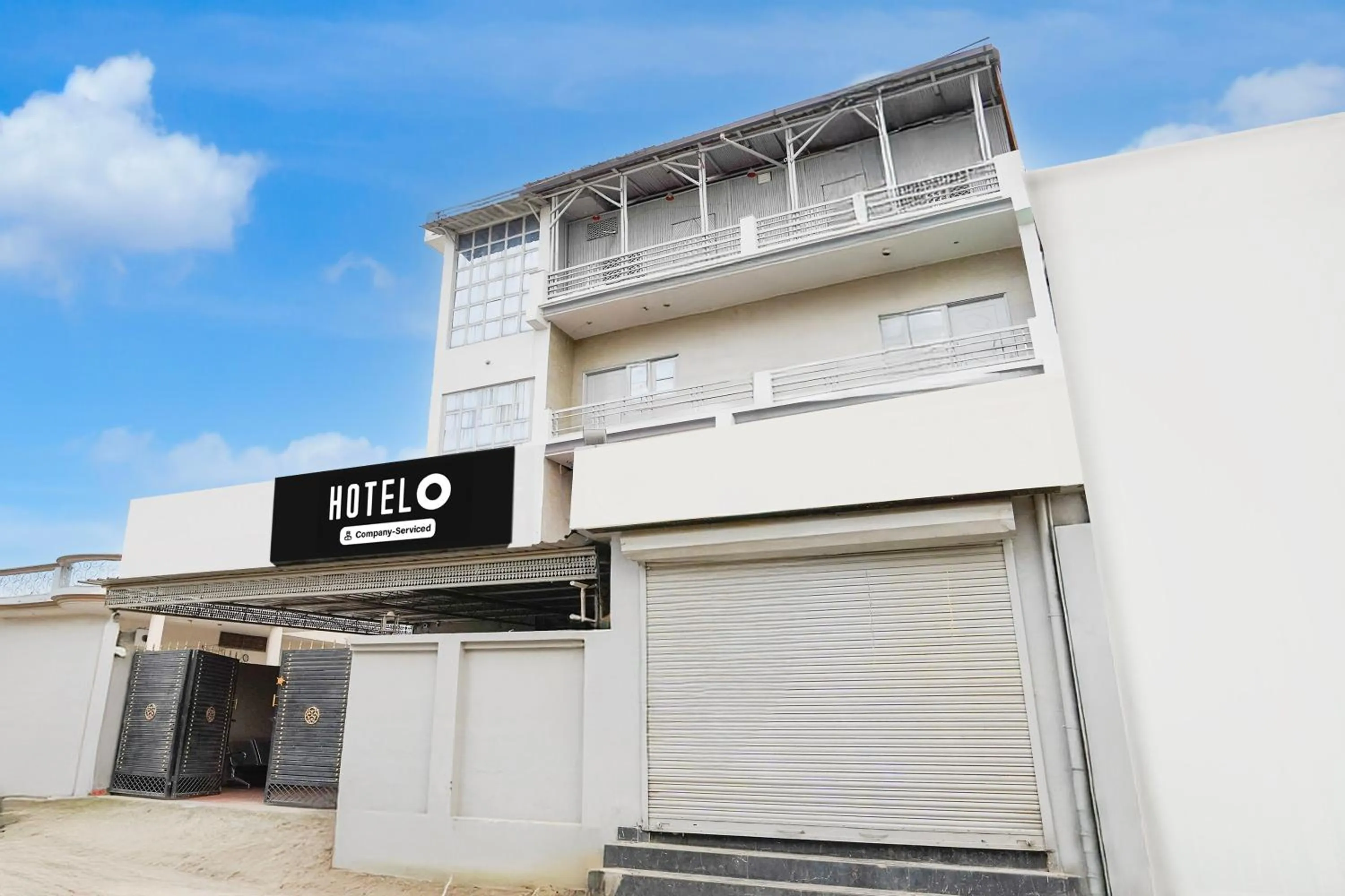 Facade/entrance in Super Hotel O Dehradun City Centre