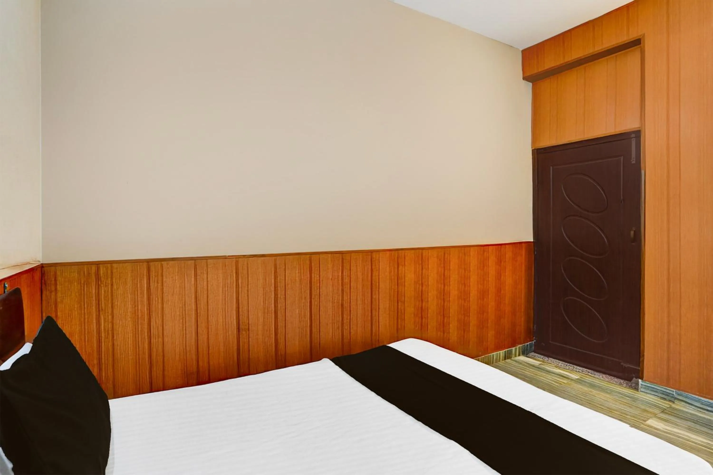 Bedroom, Bed in Super Hotel O Dehradun City Centre