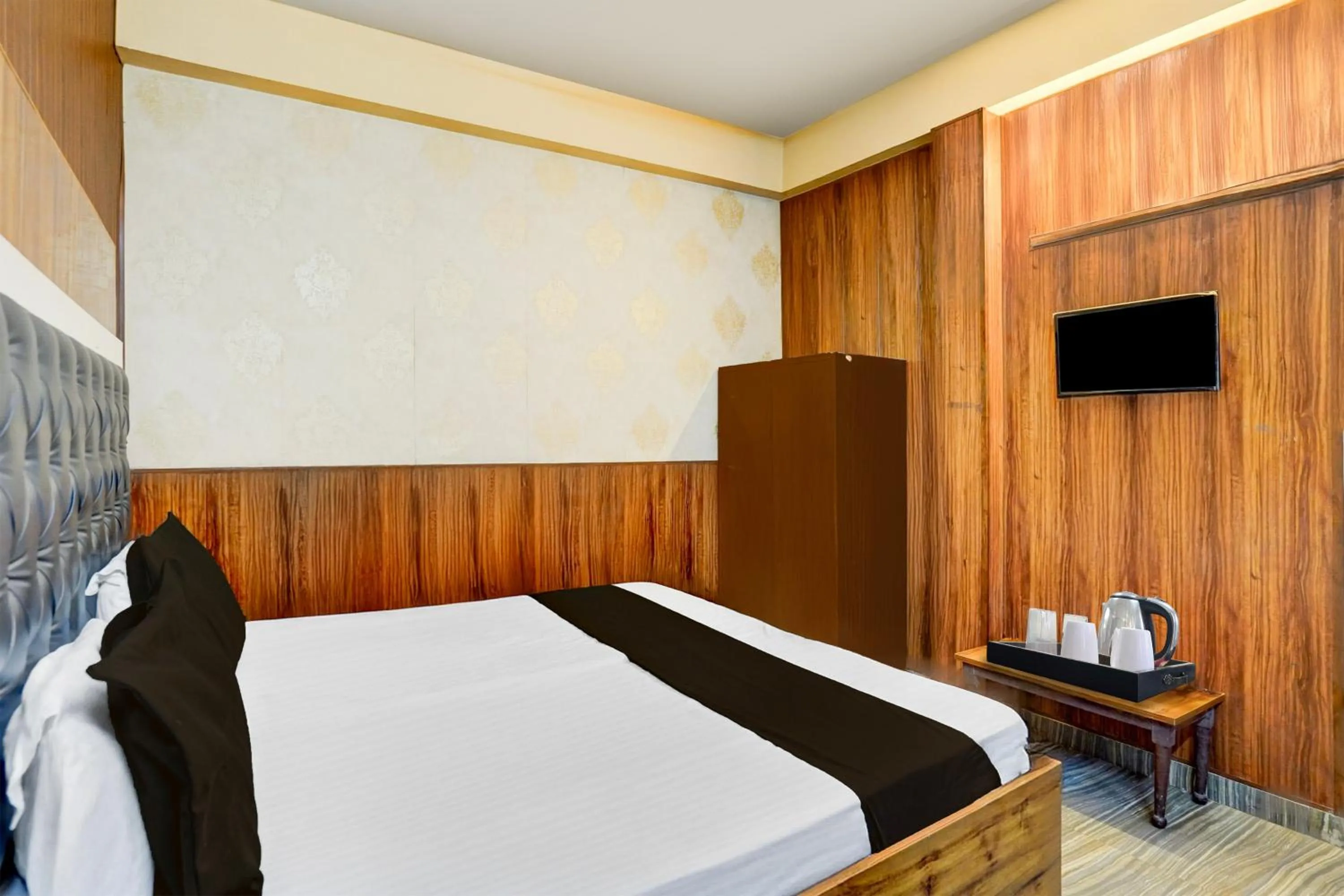 Bedroom, Bed in Super Hotel O Dehradun City Centre