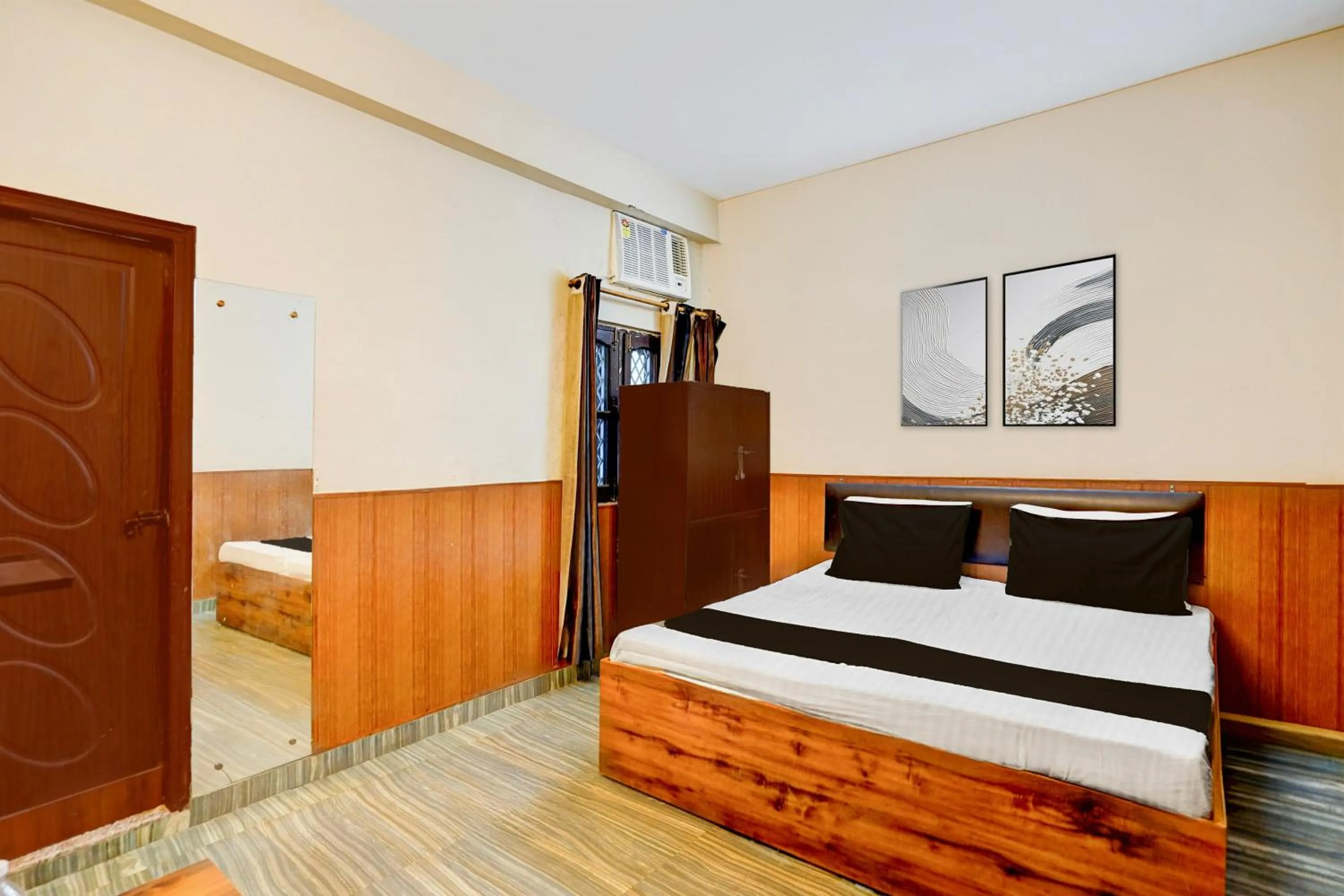 Bedroom, Bed in Super Hotel O Dehradun City Centre