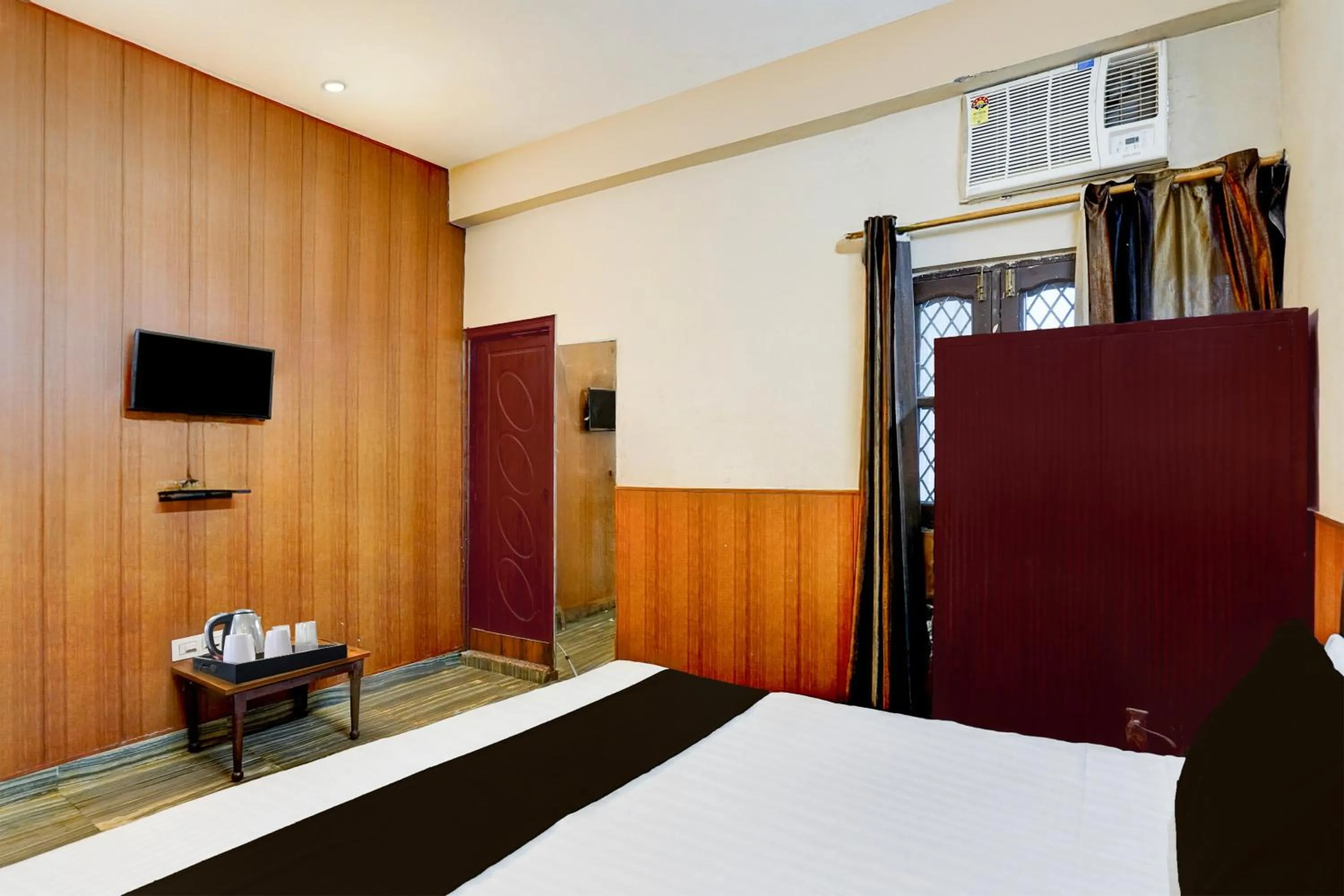 Bedroom, Bed in Super Hotel O Dehradun City Centre