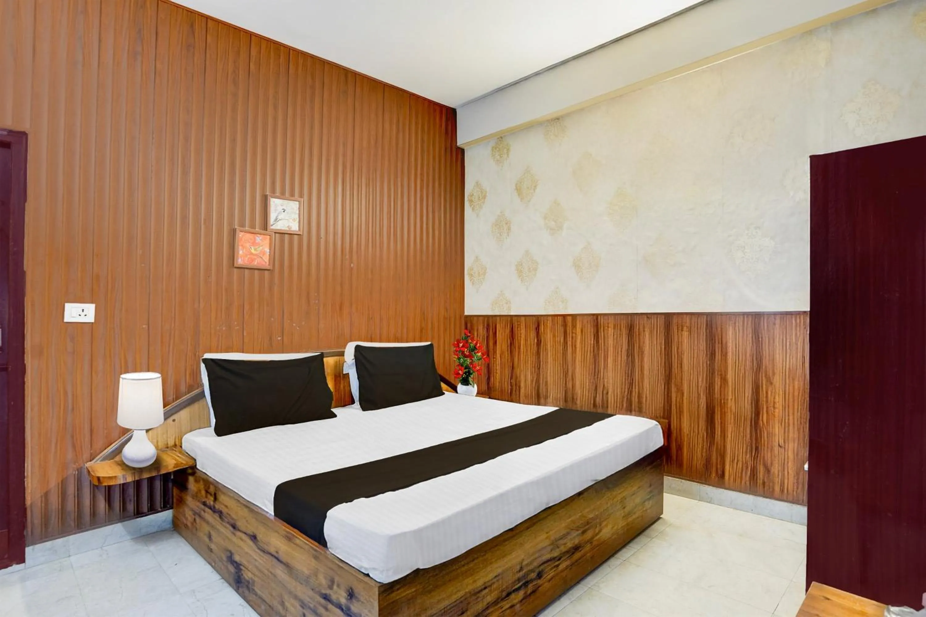 Bedroom, Bed in Super Hotel O Dehradun City Centre