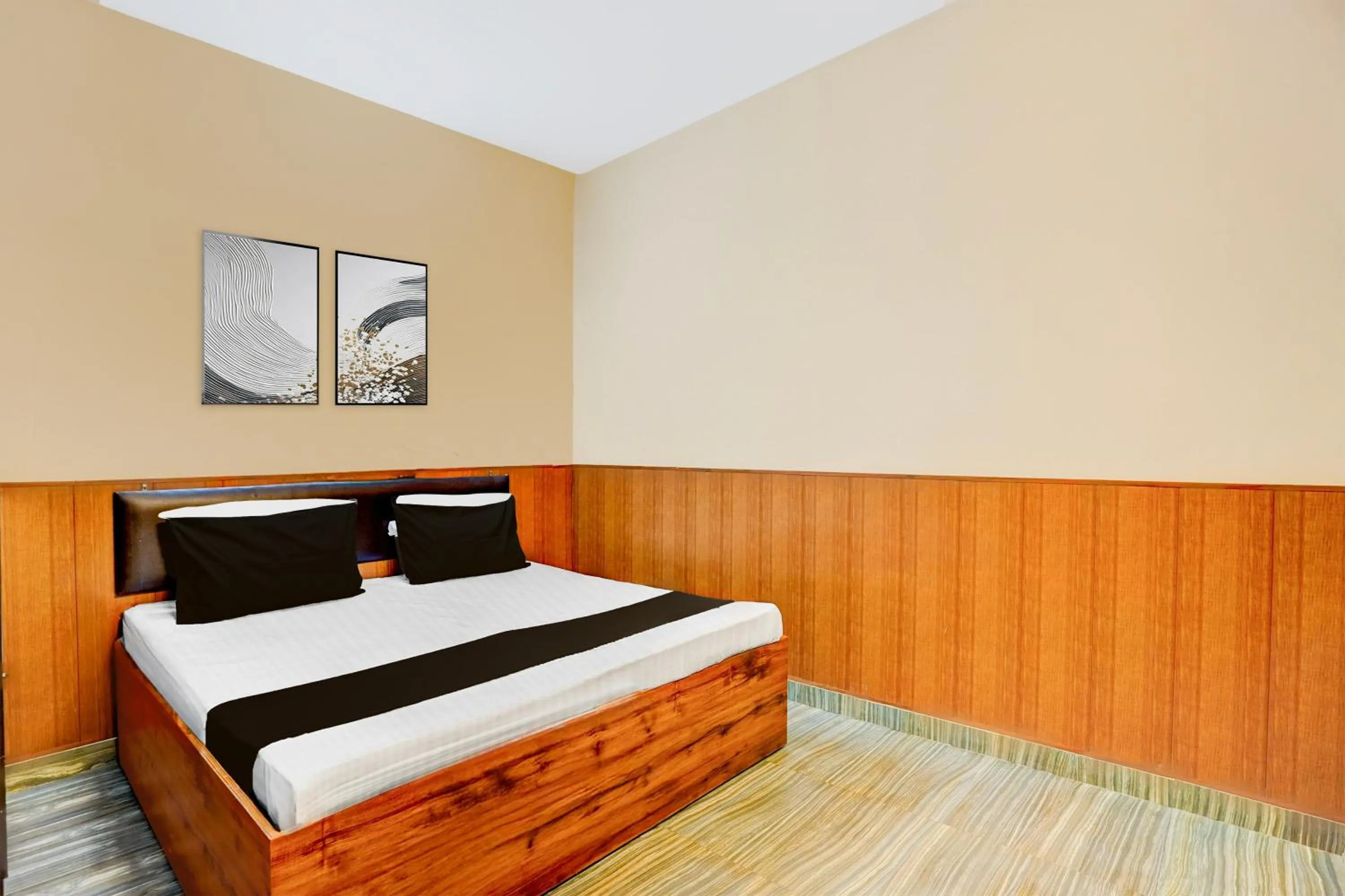 Bedroom, Bed in Super Hotel O Dehradun City Centre