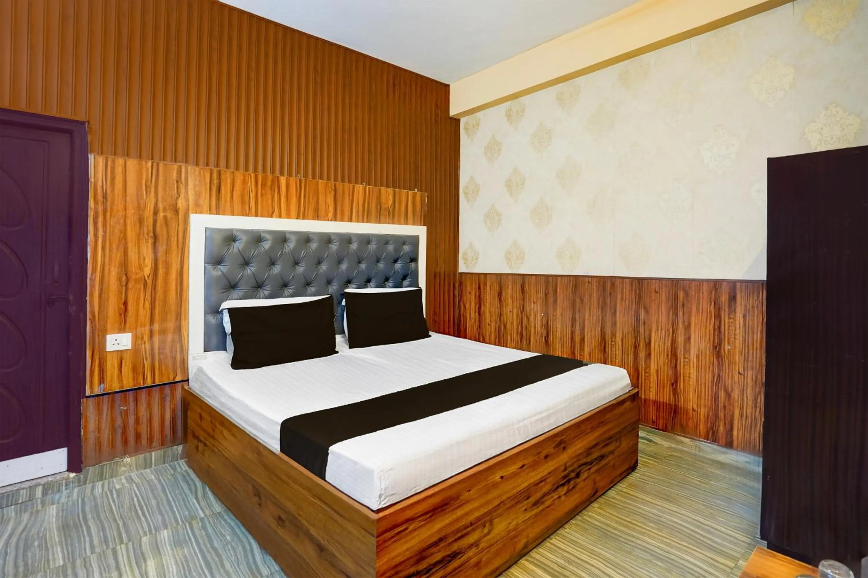 Bedroom, Bed in Super Hotel O Dehradun City Centre