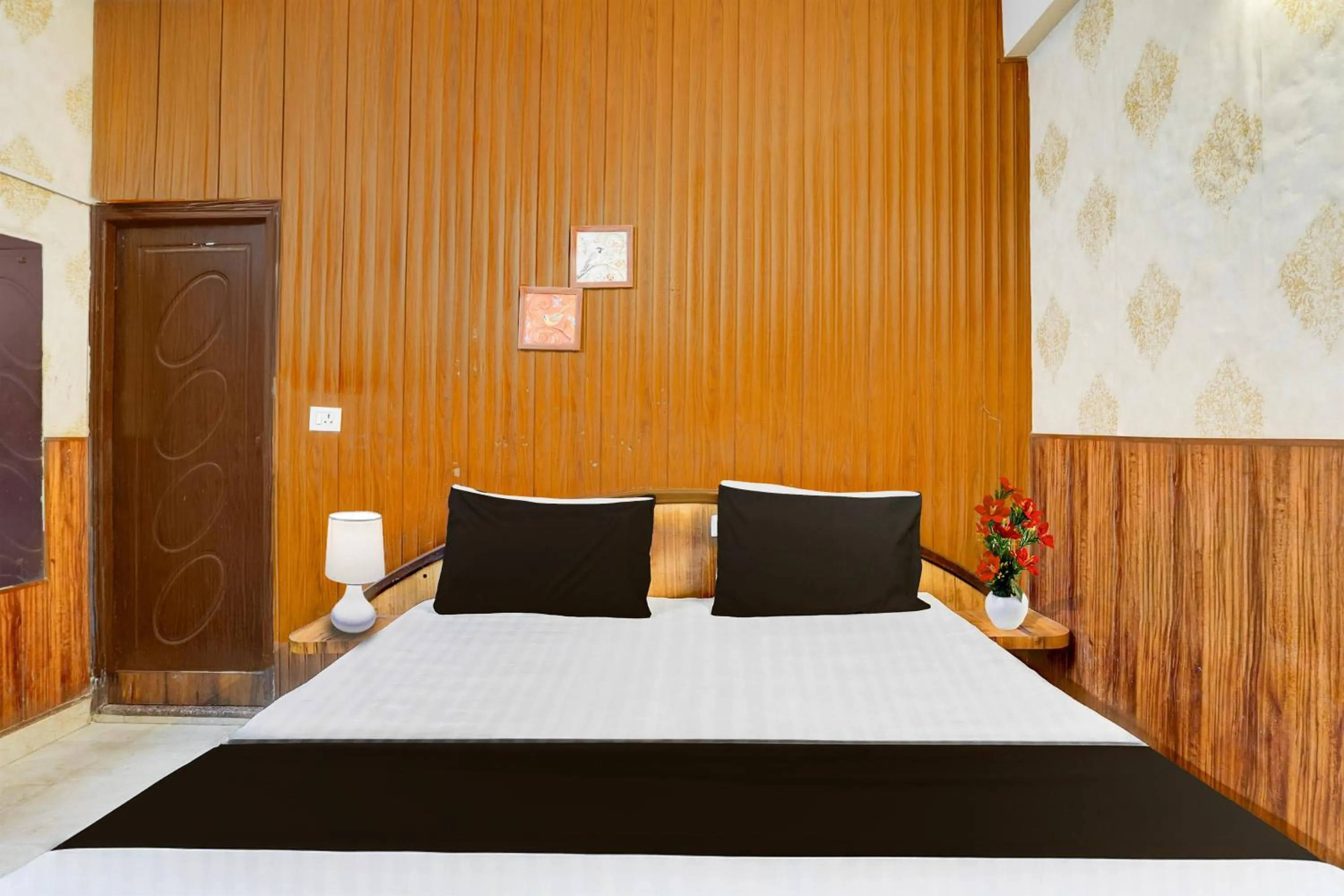 Bedroom, Bed in Super Hotel O Dehradun City Centre