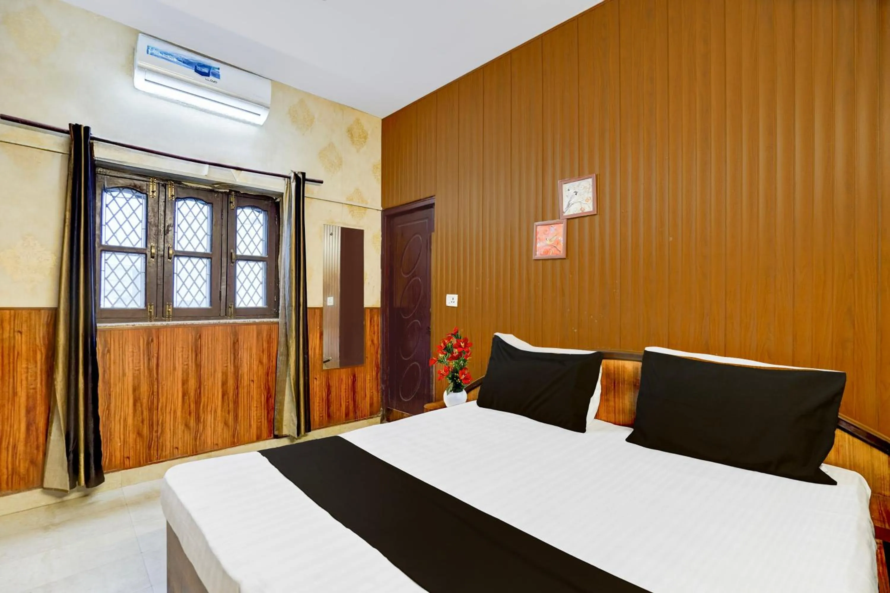Bedroom, Bed in Super Hotel O Dehradun City Centre
