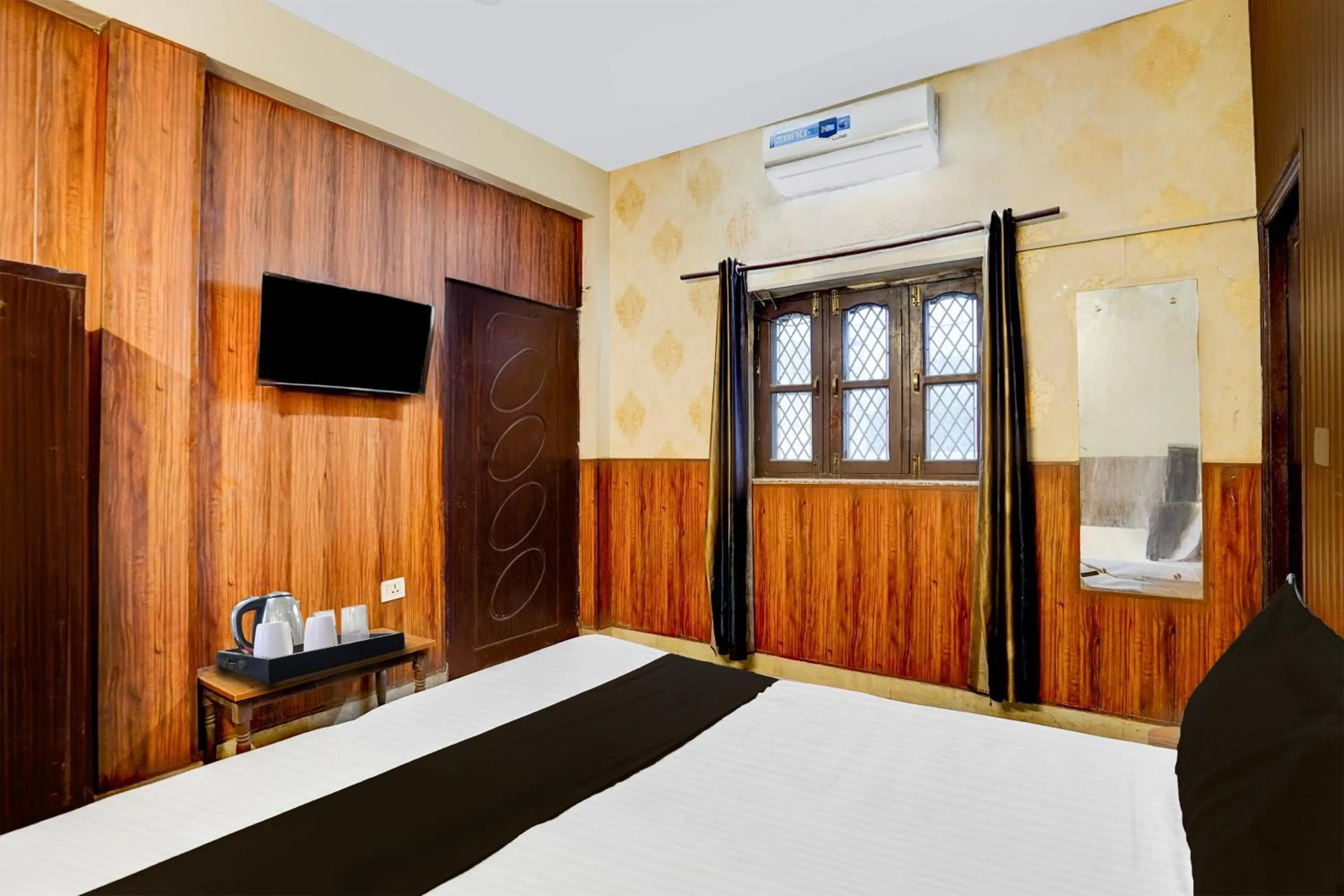 Bedroom, Bed in Super Hotel O Dehradun City Centre