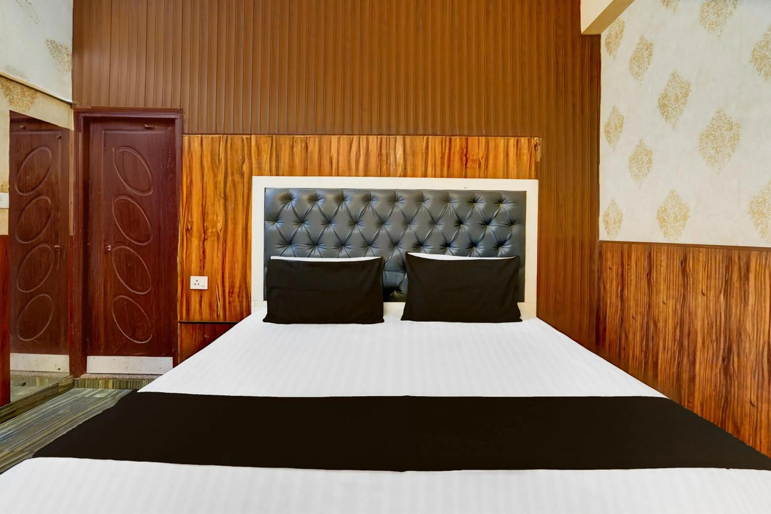 Bedroom, Bed in Super Hotel O Dehradun City Centre