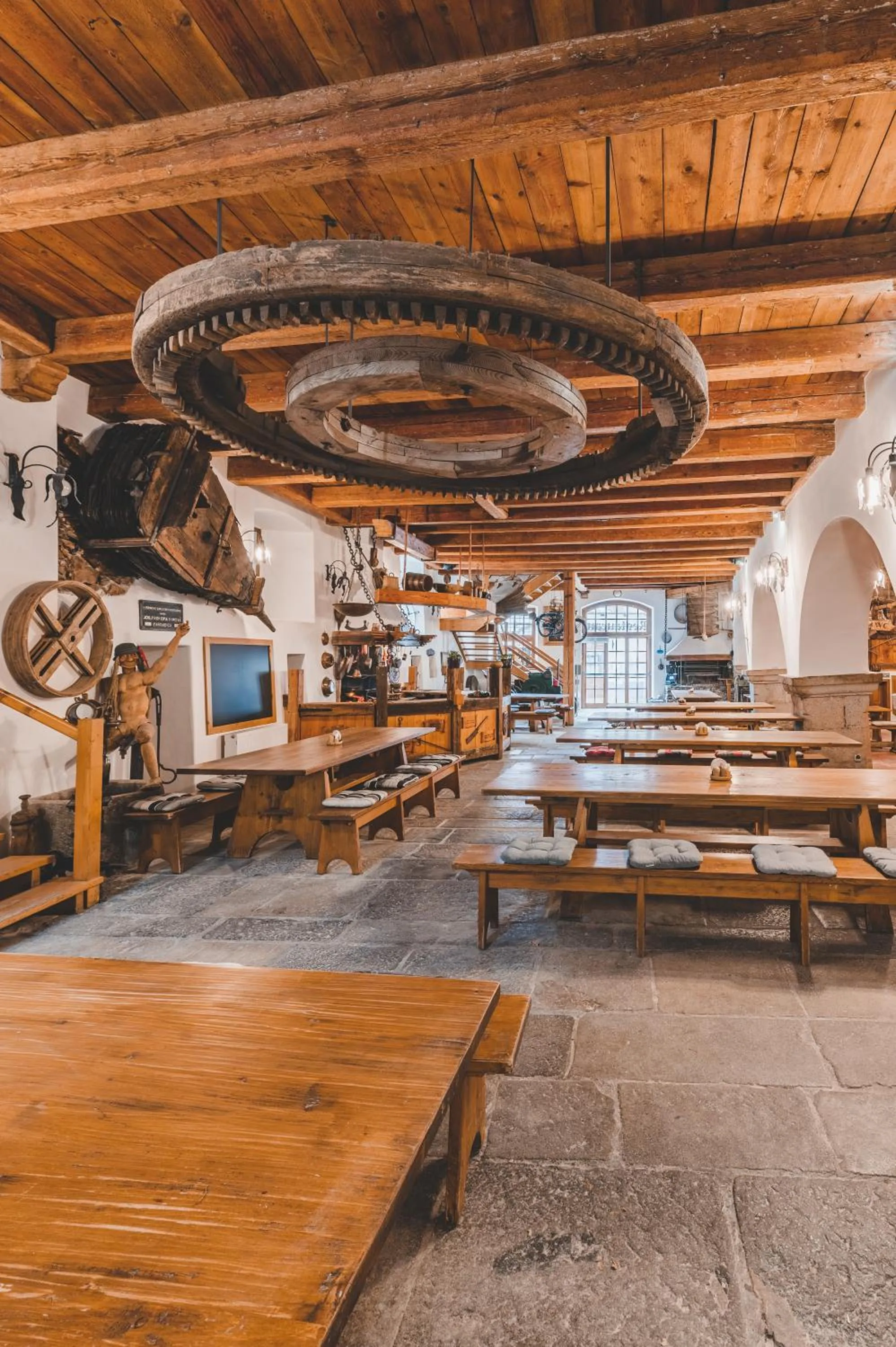 Restaurant/places to eat in Mill Apartments