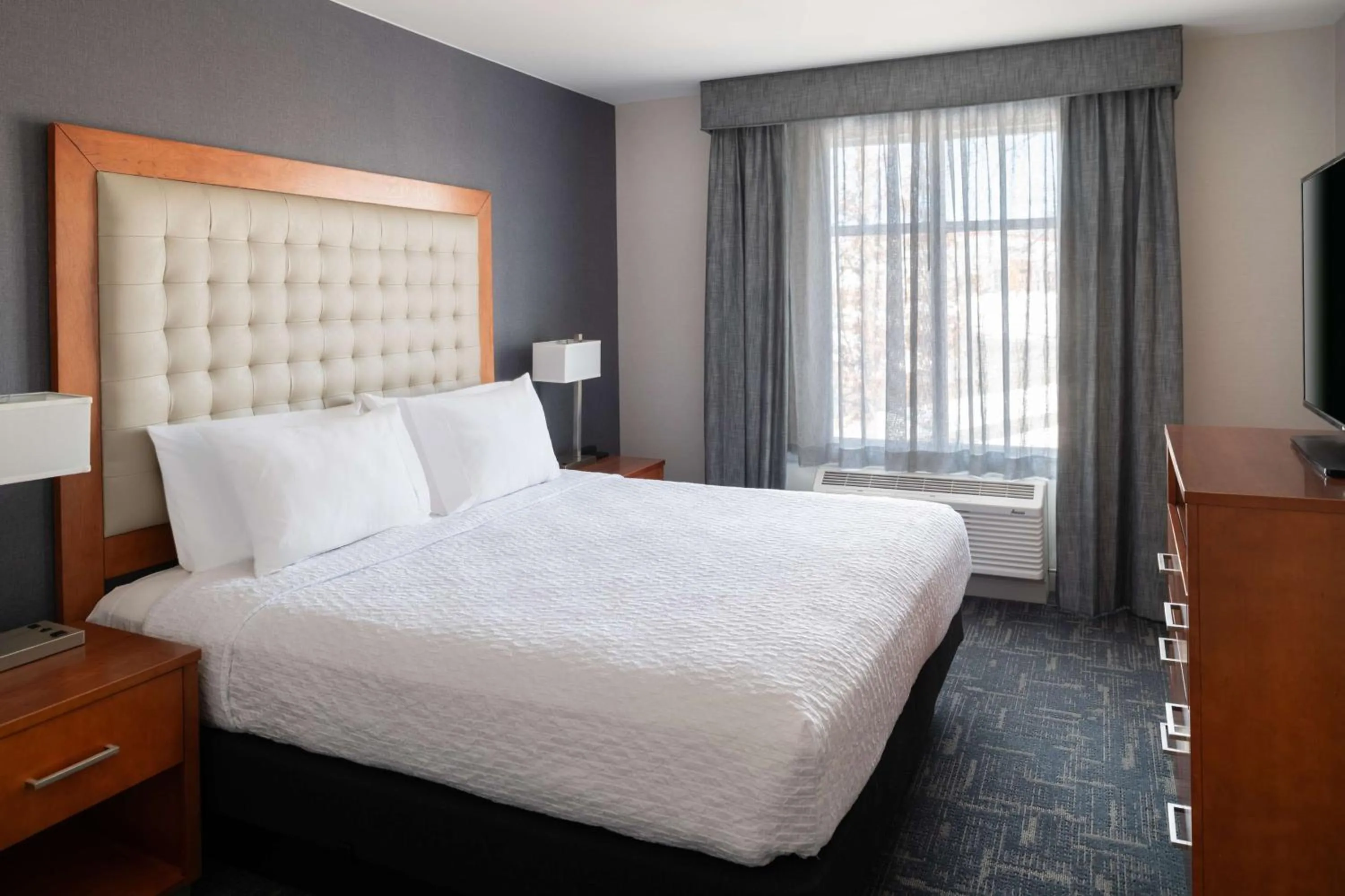 Bed in Homewood Suites by Hilton Gateway Hills Nashua