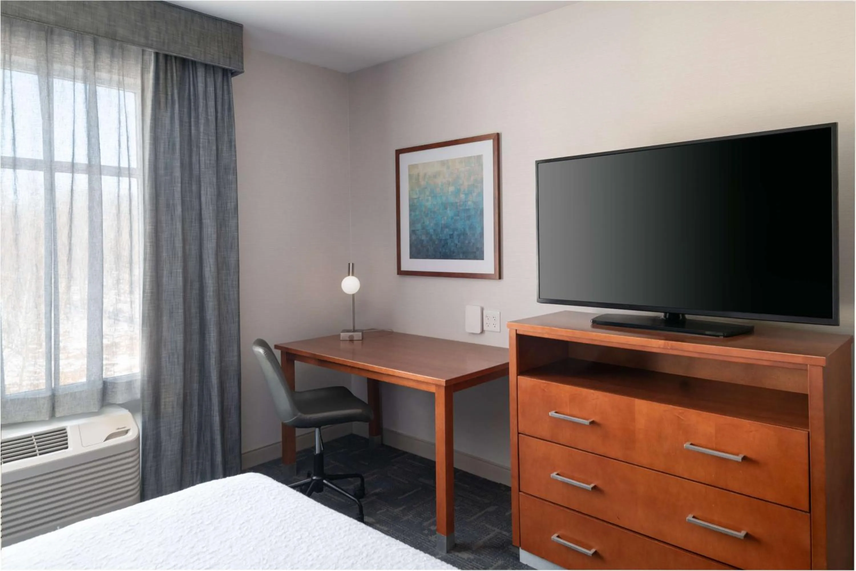 TV and multimedia, Bed in Homewood Suites by Hilton Gateway Hills Nashua