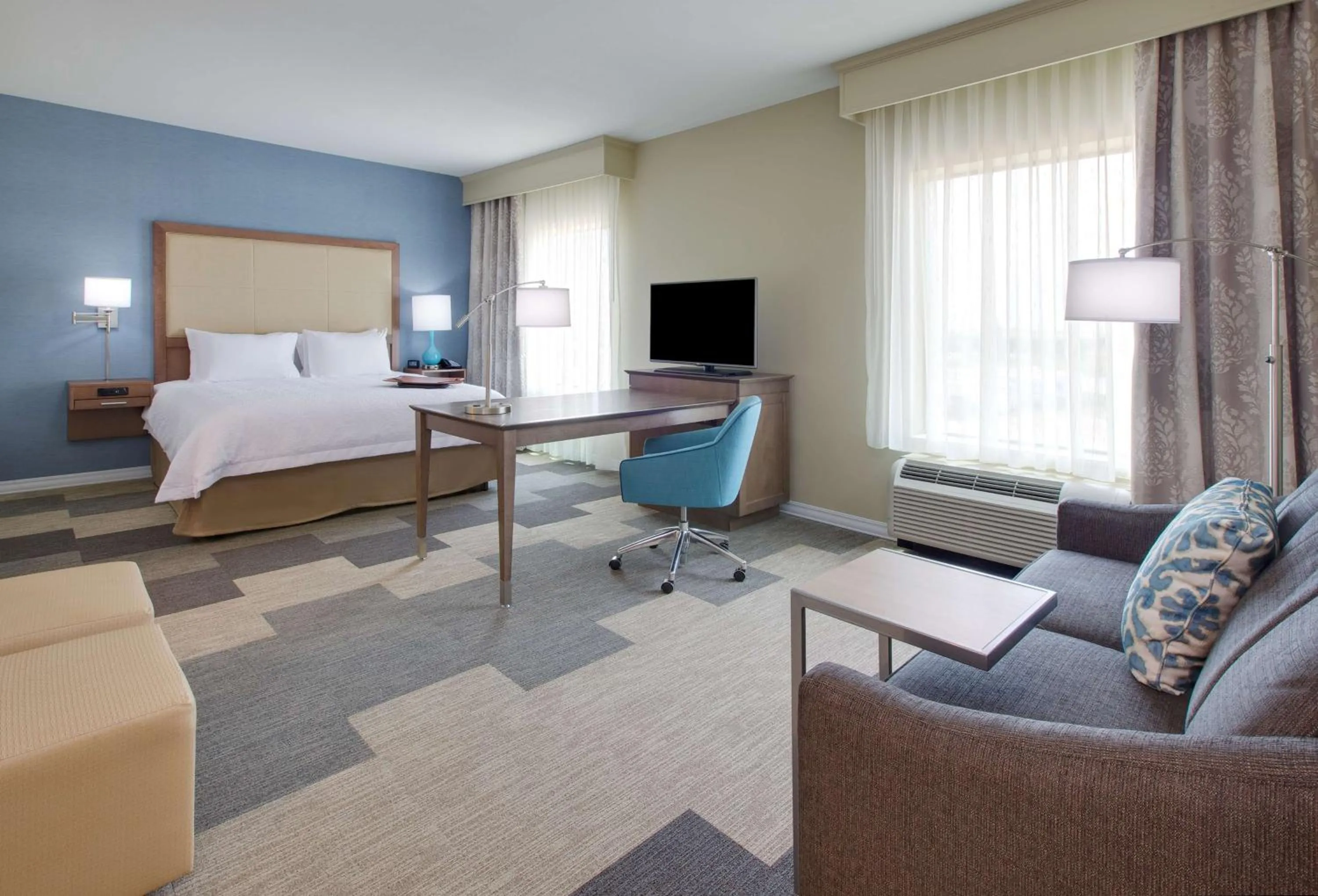 Living room, Bed in Hampton Inn and Suites Snyder