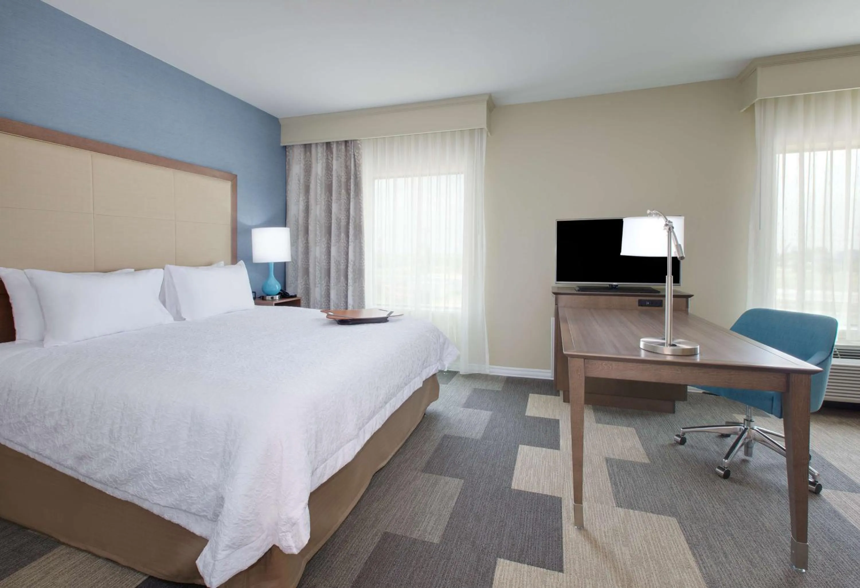 Living room, Bed in Hampton Inn and Suites Snyder