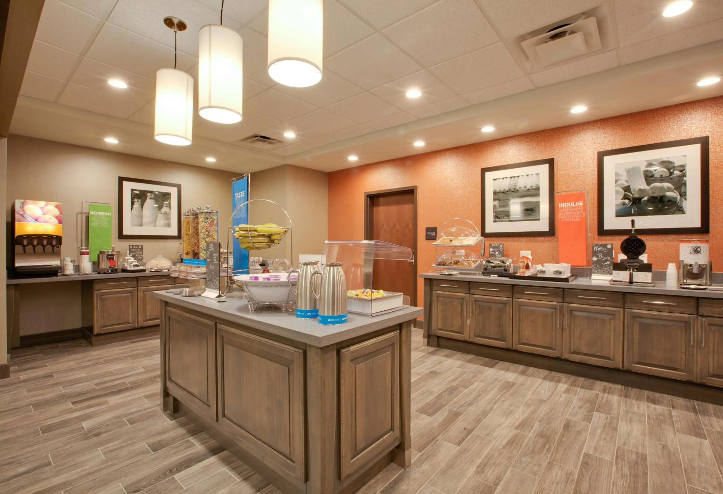 Dining area in Hampton Inn and Suites Snyder