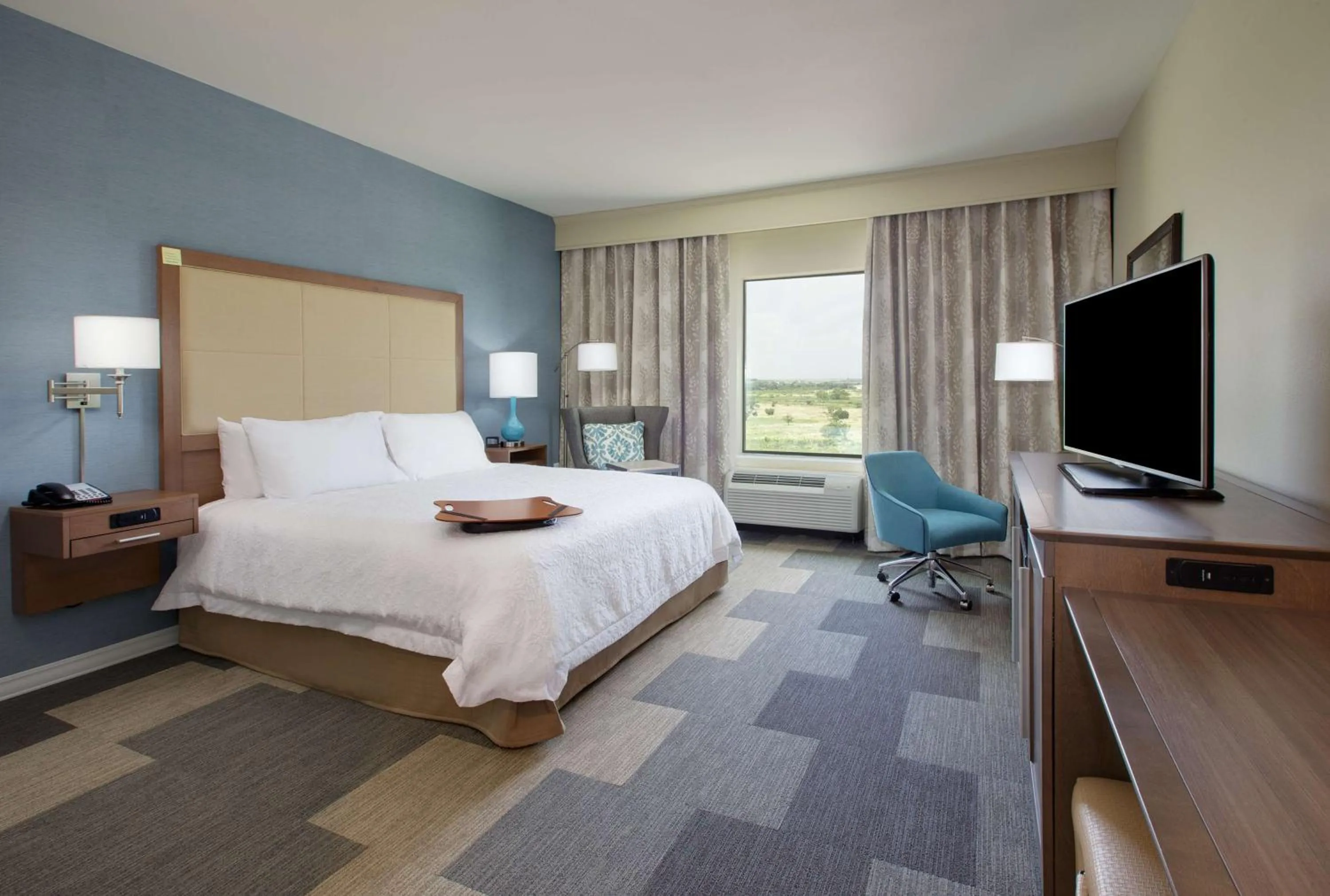 Bed in Hampton Inn and Suites Snyder