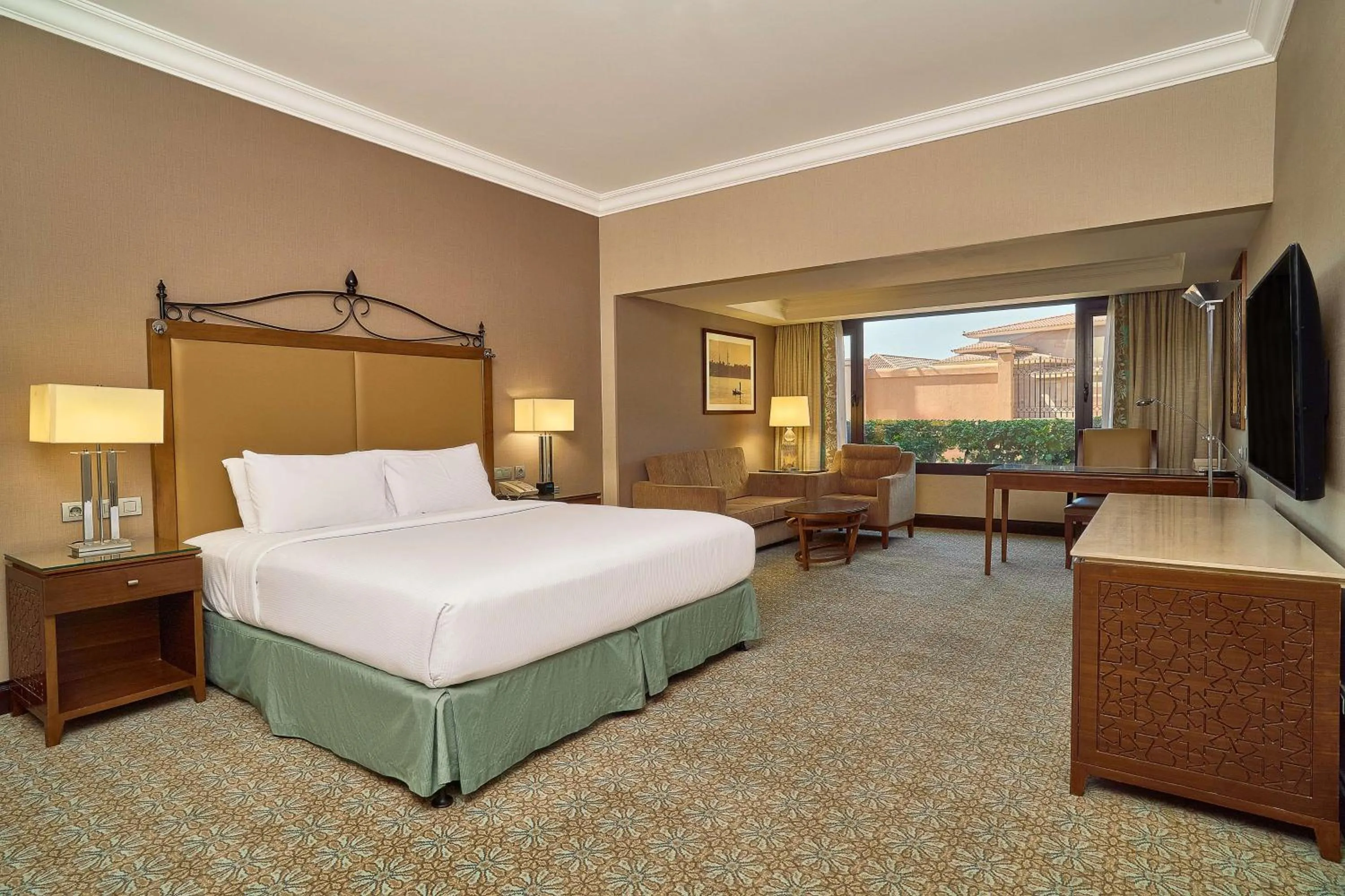 Bed in Hilton Alexandria King's Ranch Hotel